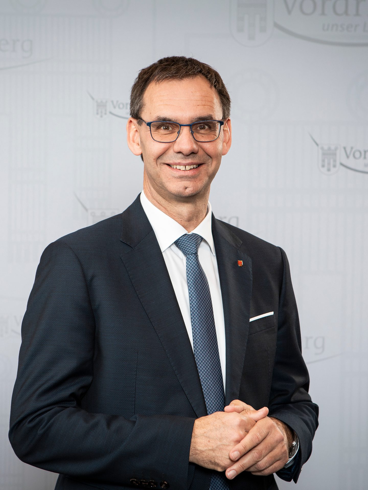 Vision Care, Formal wear, Eyewear, Smile, Forehead, Collar, Glasses, Face, Shoulder, Suit