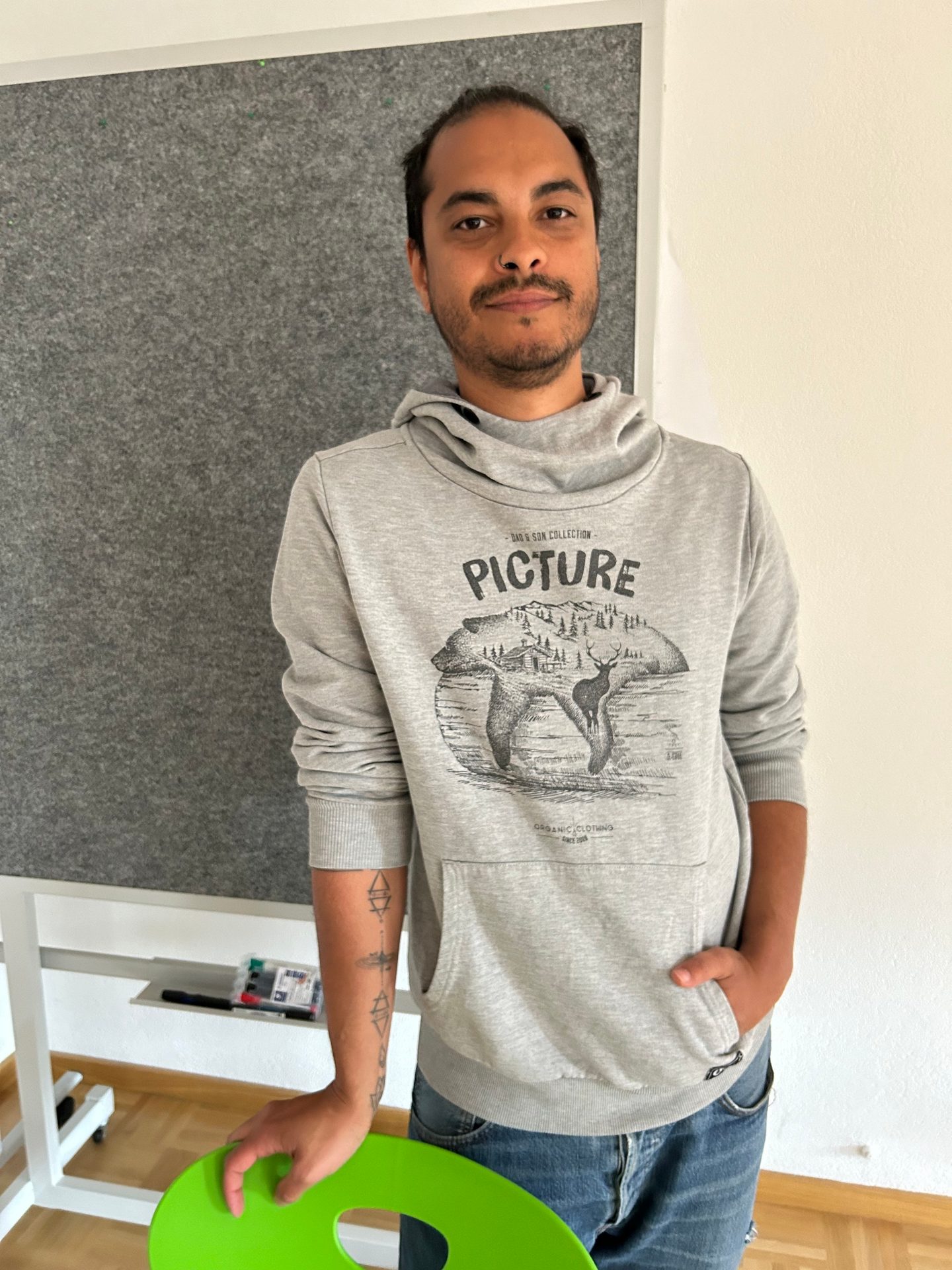 Facial hair, Active Shirt, Long-sleeved T-shirt, Sleeve, Shoulder, Neck, Beard, Denim, Moustache