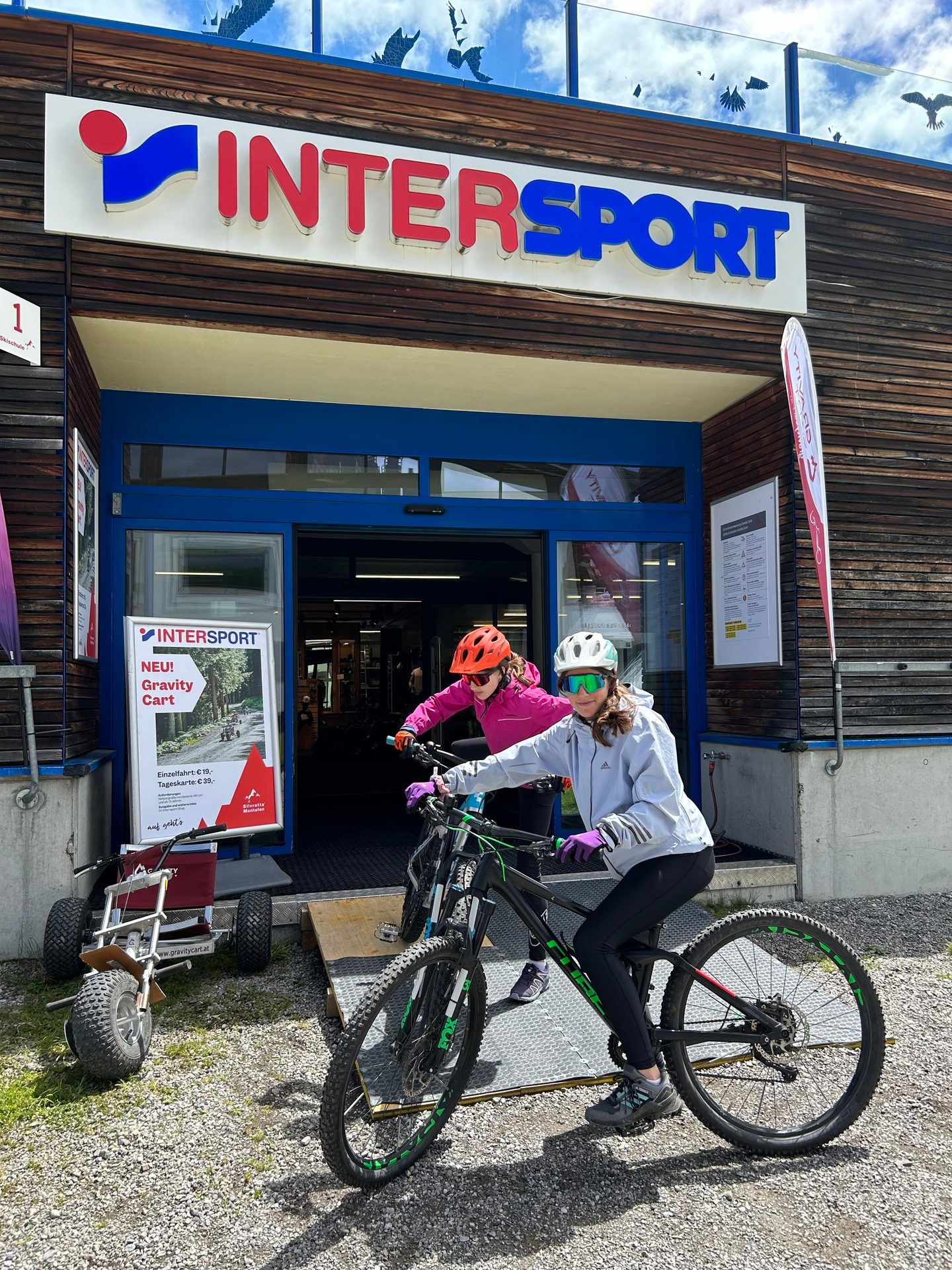 Bicycles--Equipment and supplies, Bicycle frame, Wheel, Tire, Vehicle, Building, Helmet