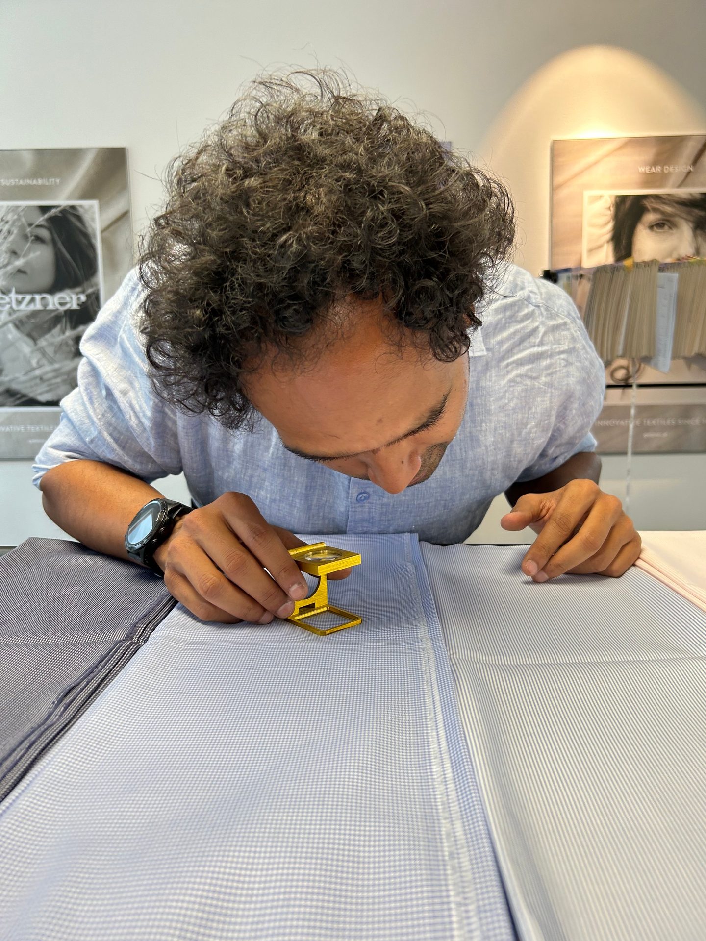 Ankur Jaiswal bei der Qualitätskontrolle eines Stoffes bei Getzner Textil.