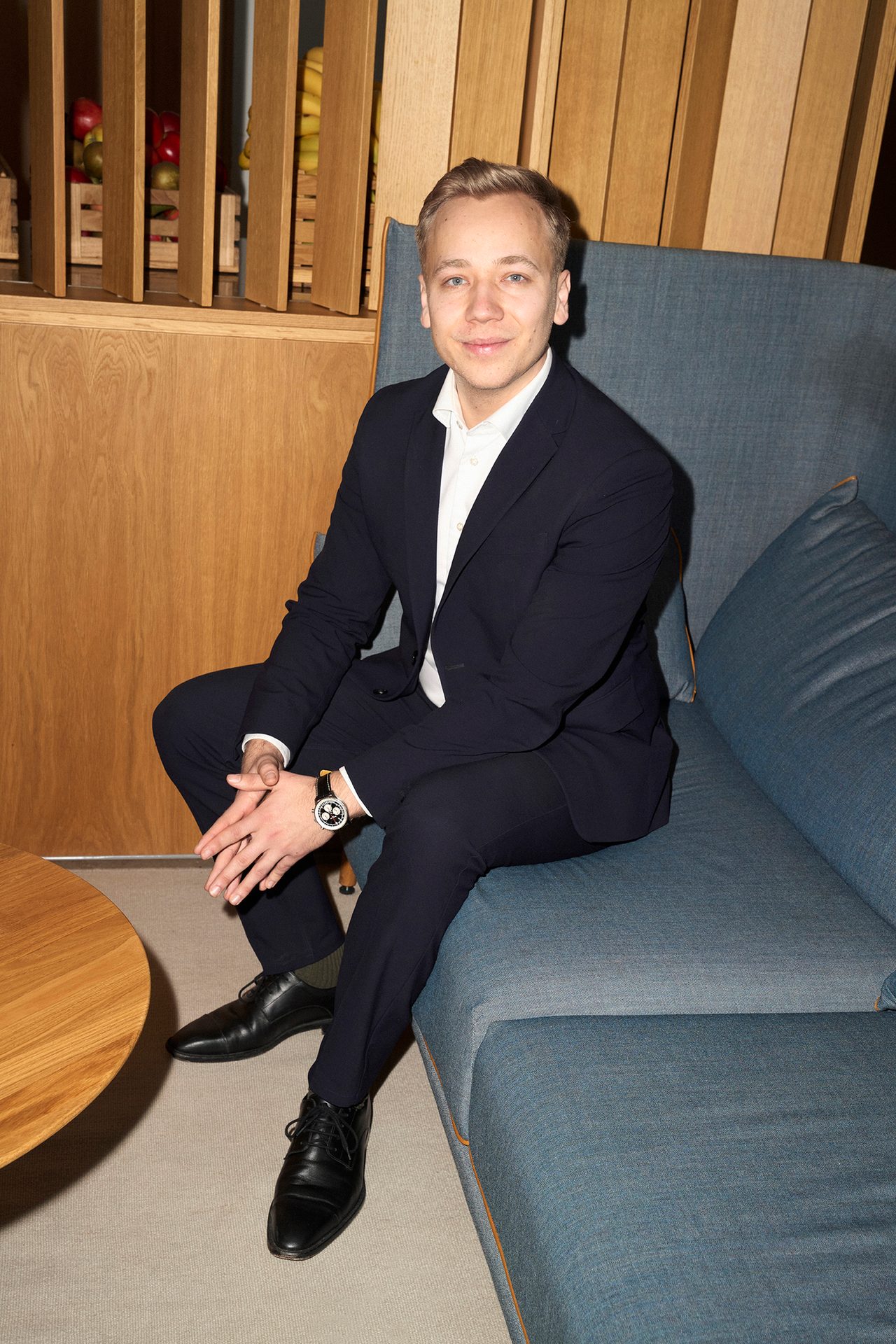 Formal wear, Facial expression, Suit trousers, Dress shirt, White-collar worker, Collar, Smile, Blazer, Fashion, Comfort