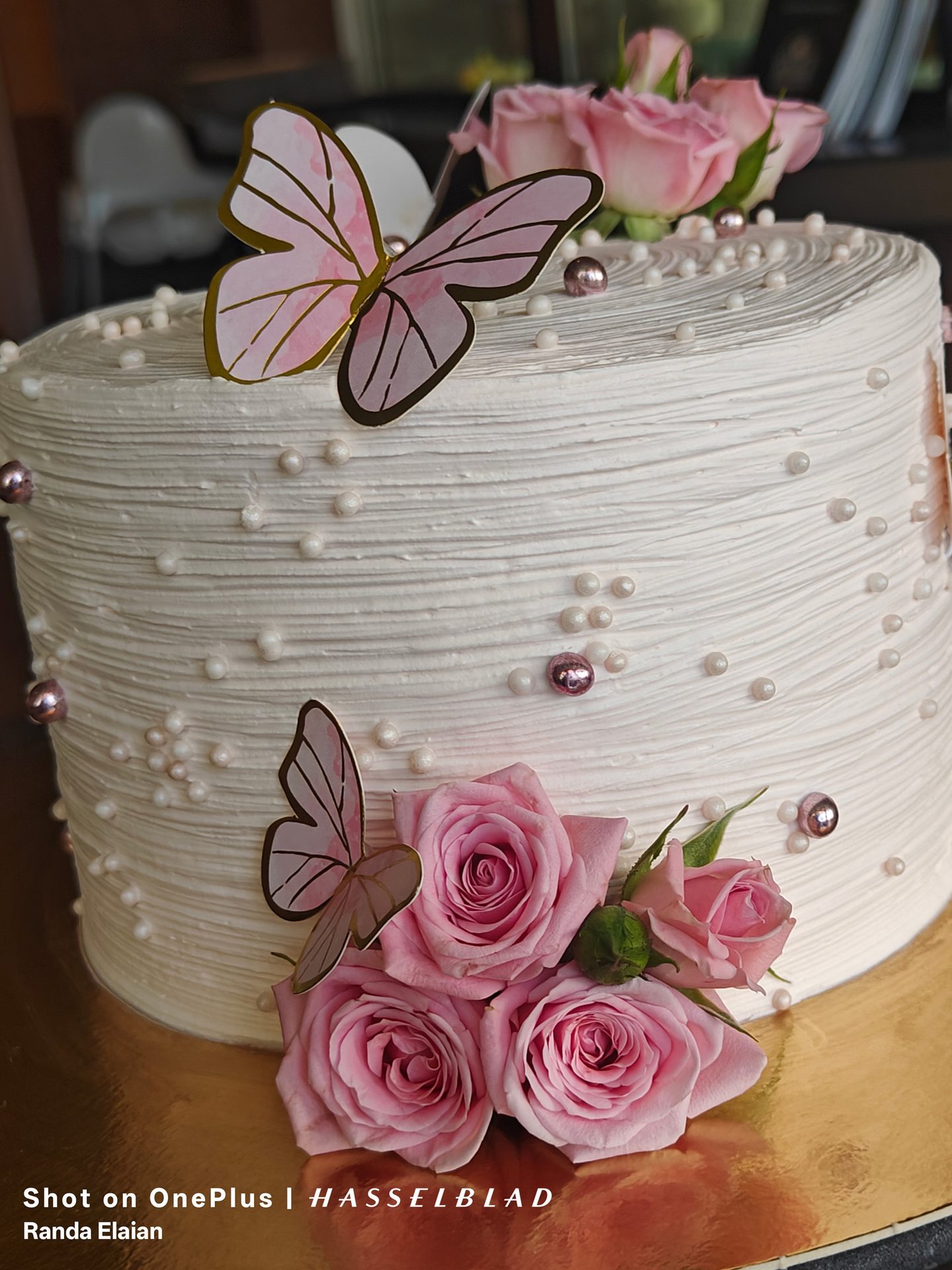 Cake decorating, Fondant icing, Flower, Dessert, Petal, Food, Pink, Pollinator