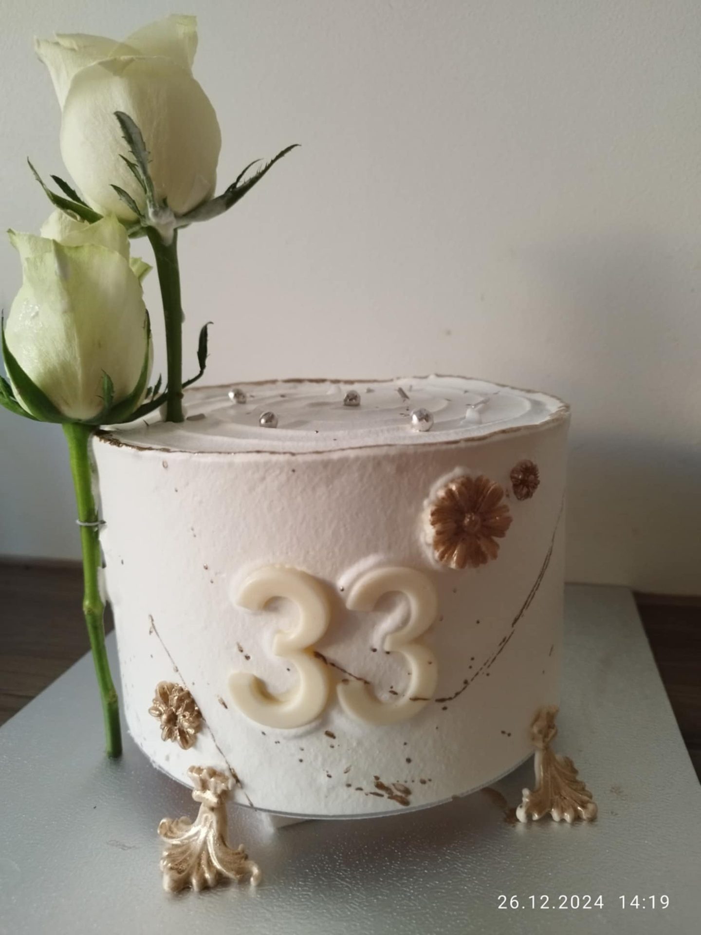 Cake decorating, Sugar paste, Fondant icing, Dessert, Ingredient, Buttercream, Cream