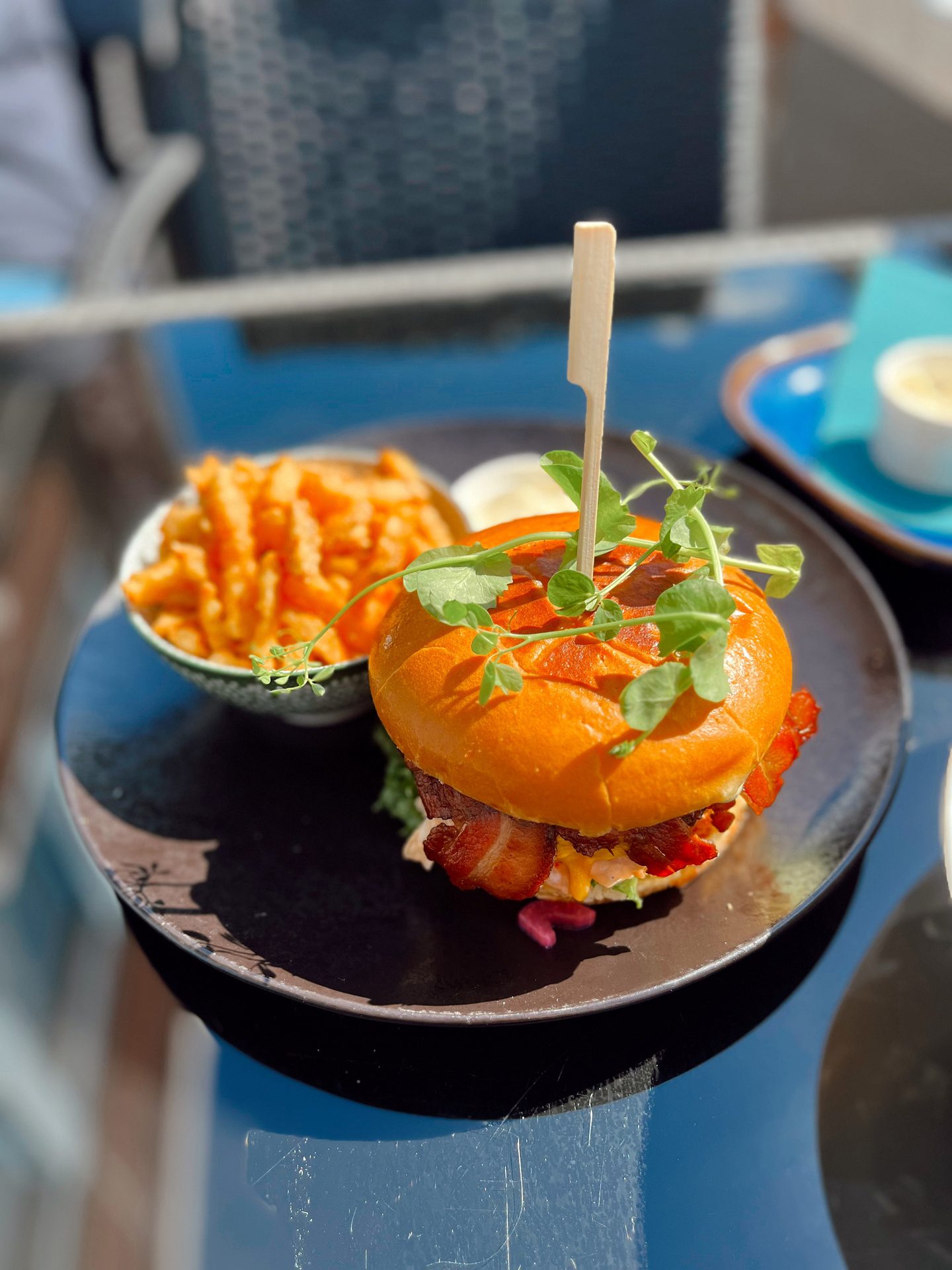 Finger food, Tableware, Ingredient, Produce, Bun, Hamburger, Dishware, Sandwich