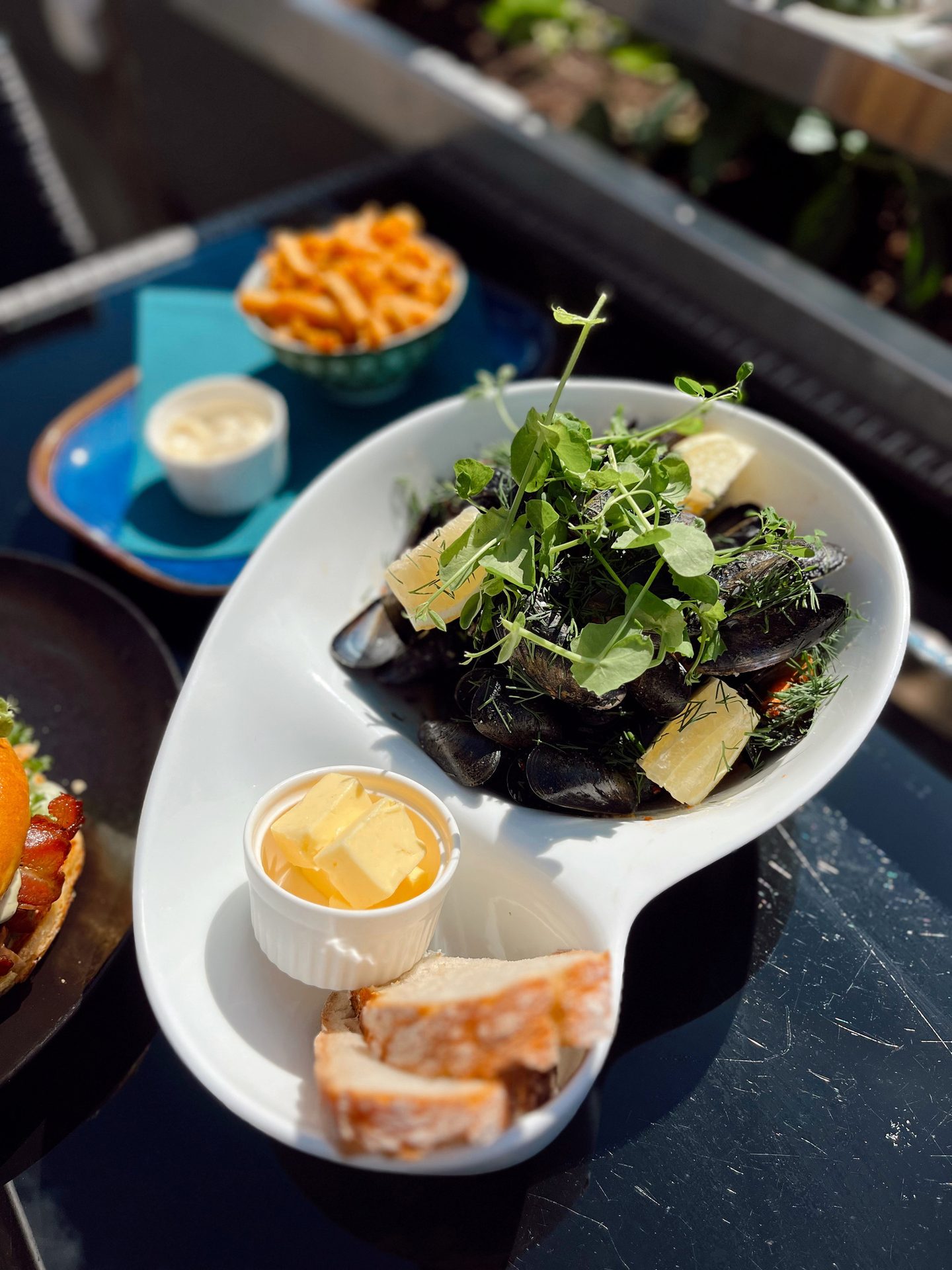 Fried food, Tableware, Ingredient, Produce, Vegetable, Dishware, Serveware, Plate, Brunch