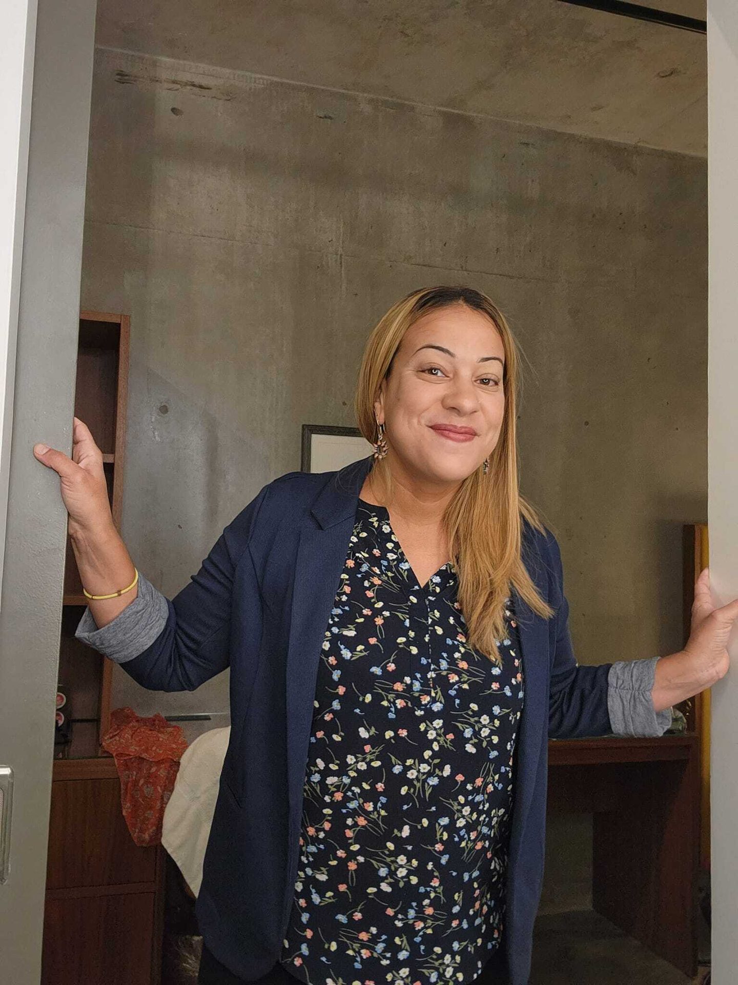 Doorway, Hand, Shoulder, Smile, Sleeve, Standing