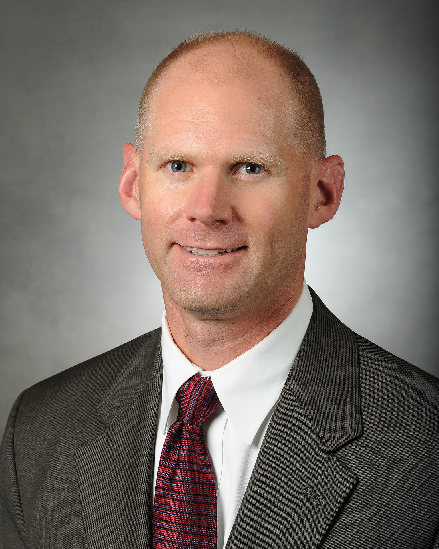 Dress shirt, Forehead, Smile, Eyebrow, Tie, Sleeve, Collar, Suit