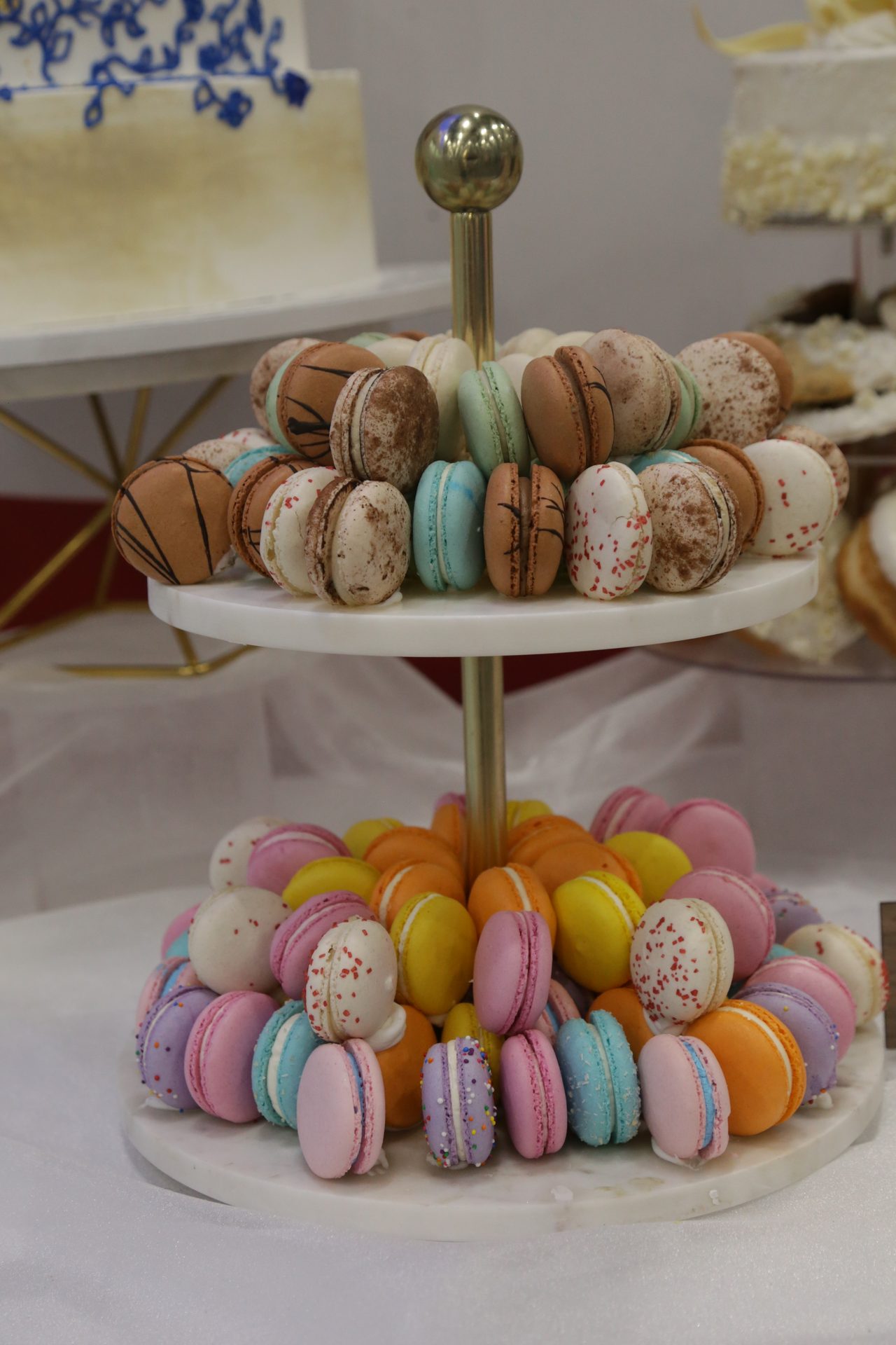 Finger food, Sandwich cookie, Macaroon, Ingredient, Tableware, Cake, Dessert, Baking, Serveware
