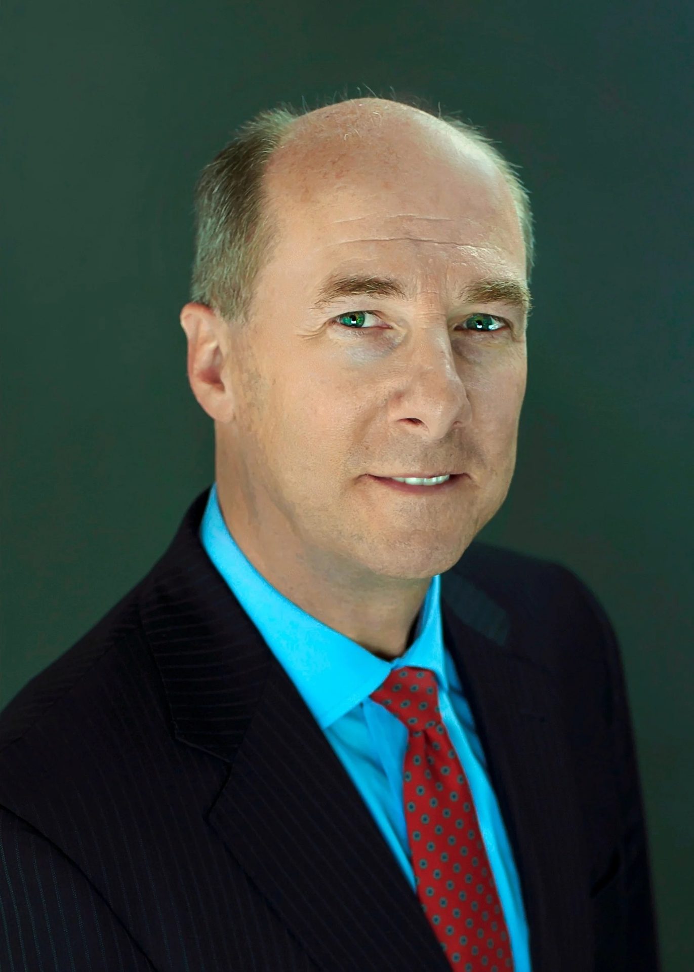 Dress shirt, Forehead, Tie, Gesture, Collar, Smile, Suit, Sleeve