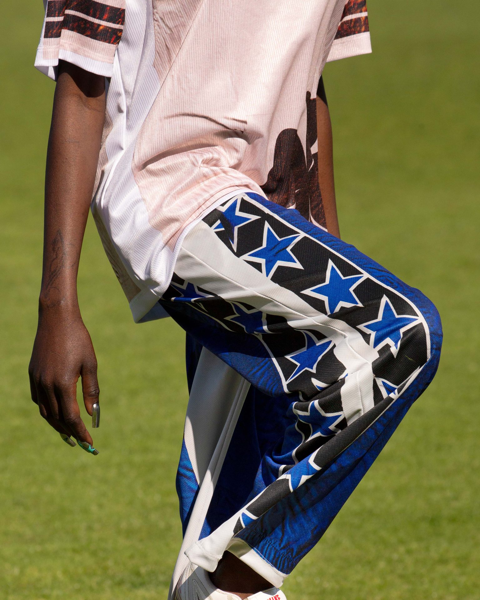 Sleeve, Gesture, Waist, Grass
