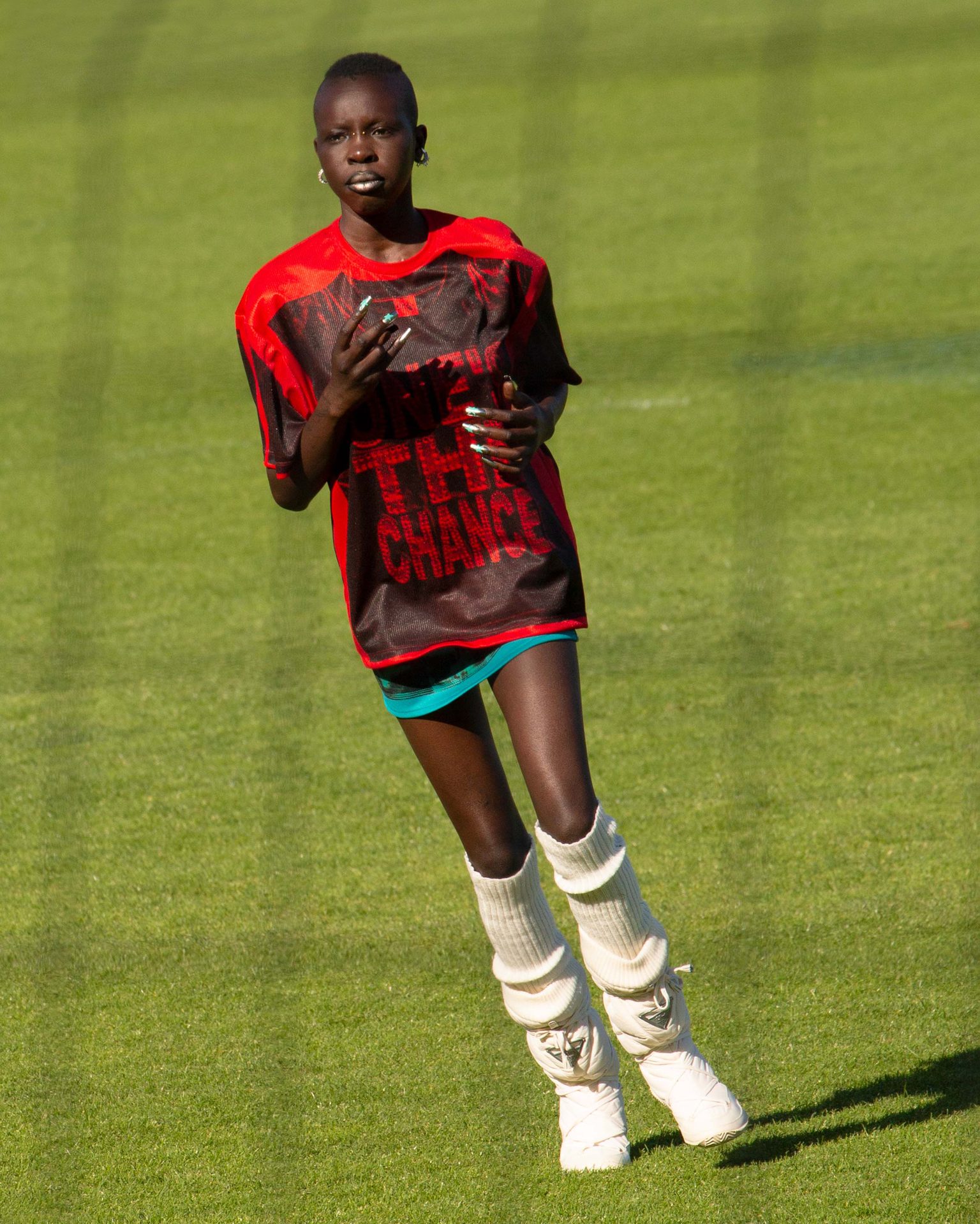 Sports uniform, Shorts, Jersey, Thigh, Knee, Sock, Player, Sportswear, Grass