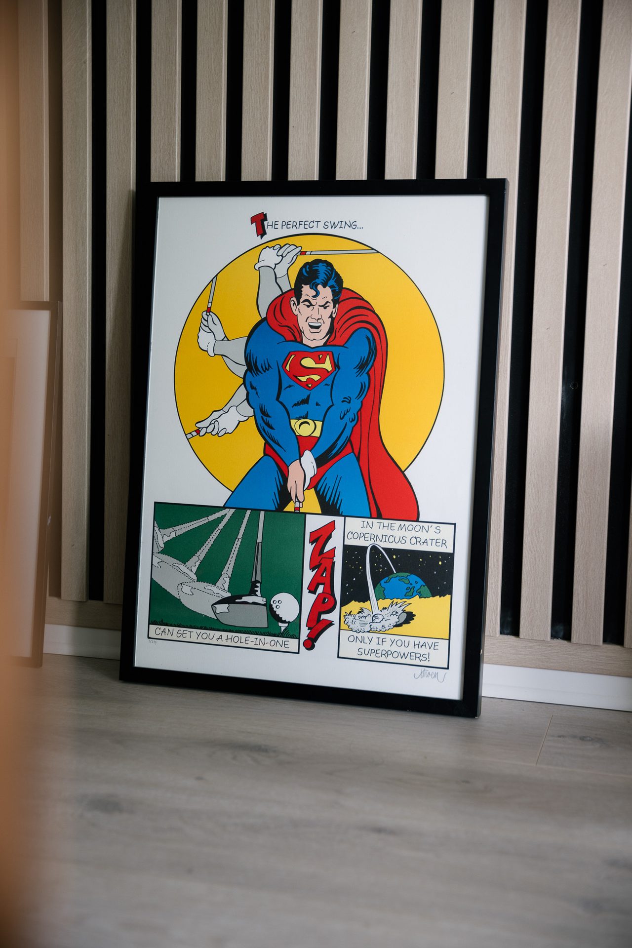 et bilde som viser Superman som skal svinge en golfk&#xF8;lle i et design som ligner en tegneserie.