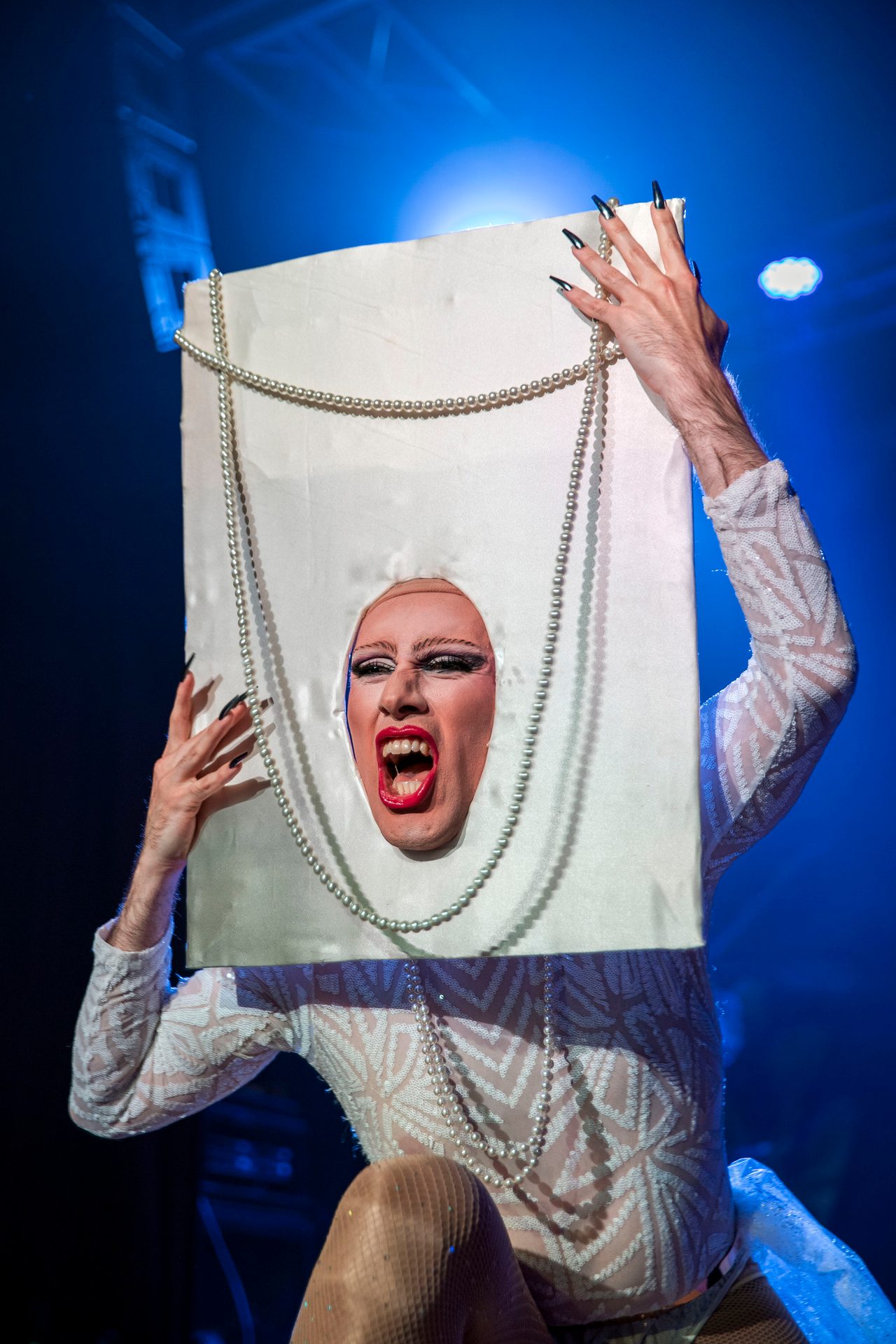 Flash photography, Performing arts, Azure, Blue, Jaw, Sleeve, Gesture, Happy, Finger, Entertainment