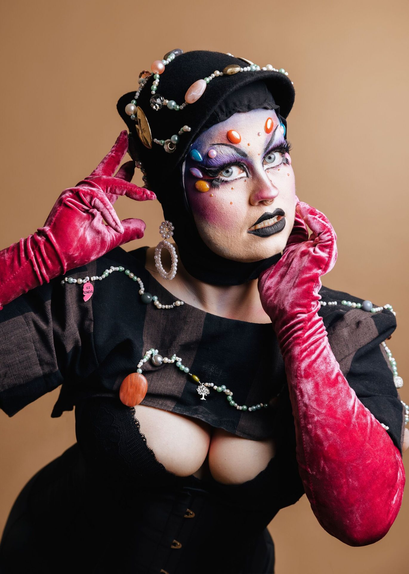 Performing arts, Arm, Glove, Gesture, Entertainment, Headgear