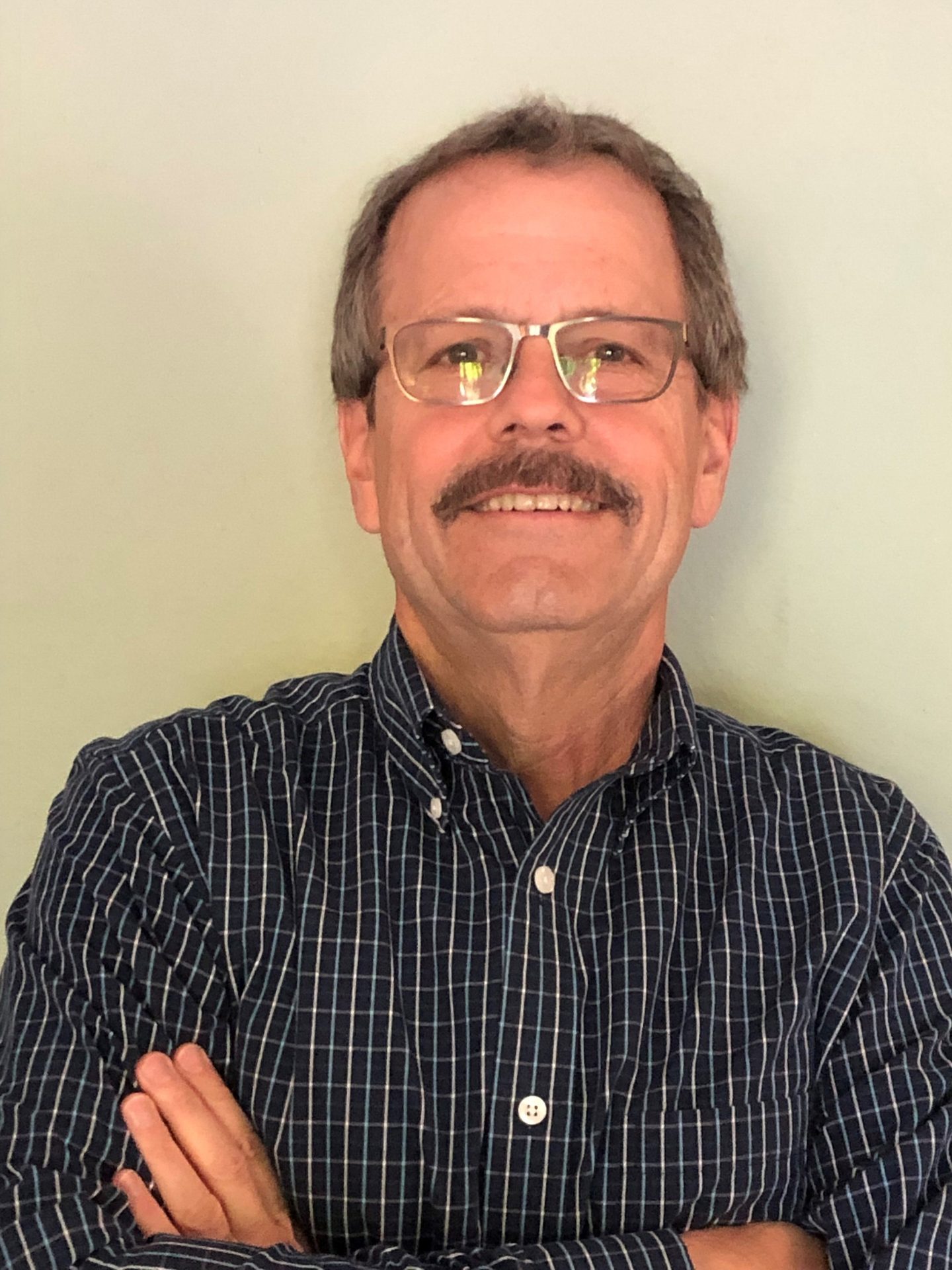 Vision care, Dress shirt, Forehead, Glasses, Smile, Sleeve, Gesture, Collar, Eyewear