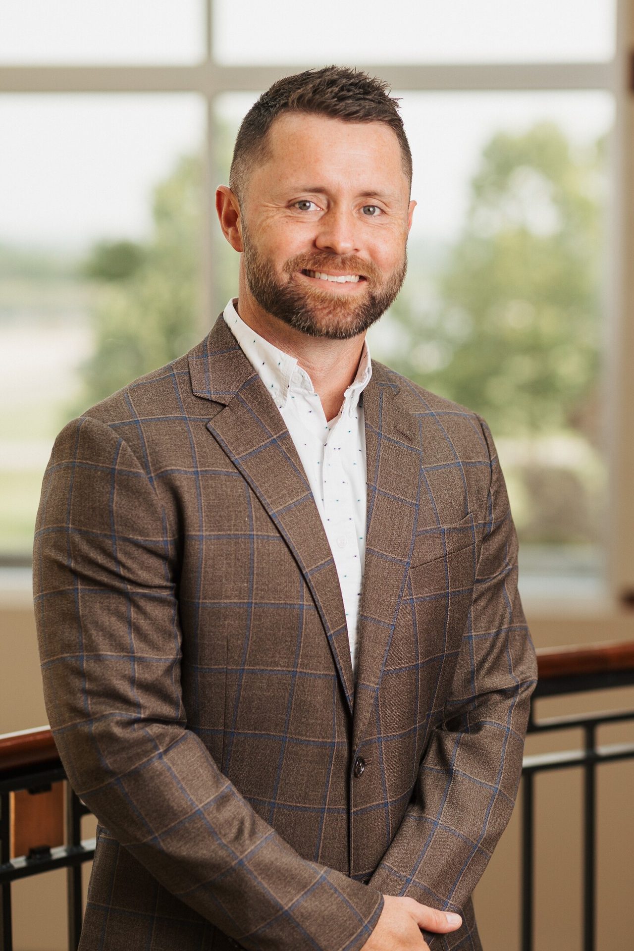 Dress shirt, Outerwear, Beard, Sleeve, Collar