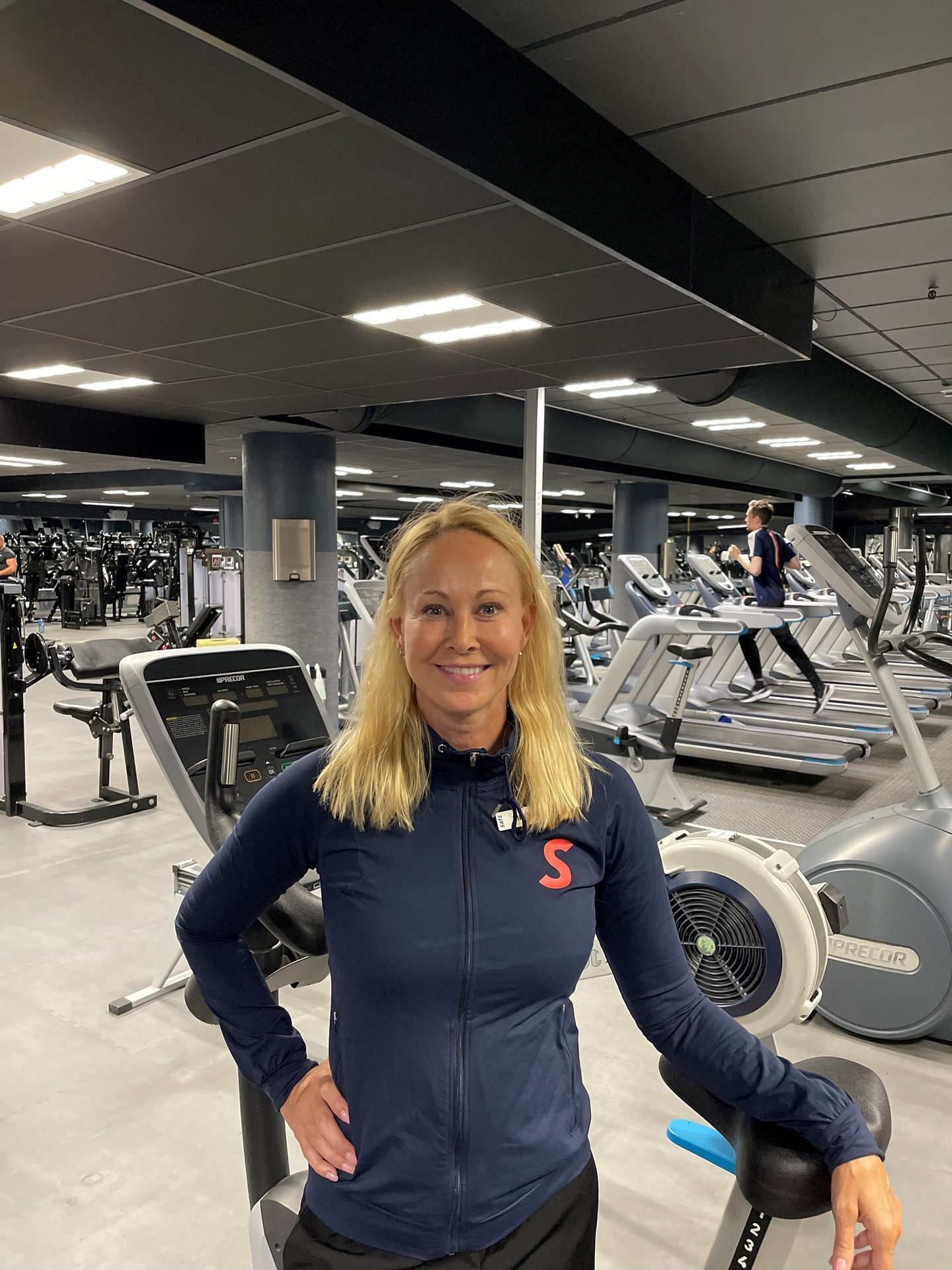 Automotive tire, Motor vehicle, Smile, Wheel, Sleeve, Standing, Waist, Thigh