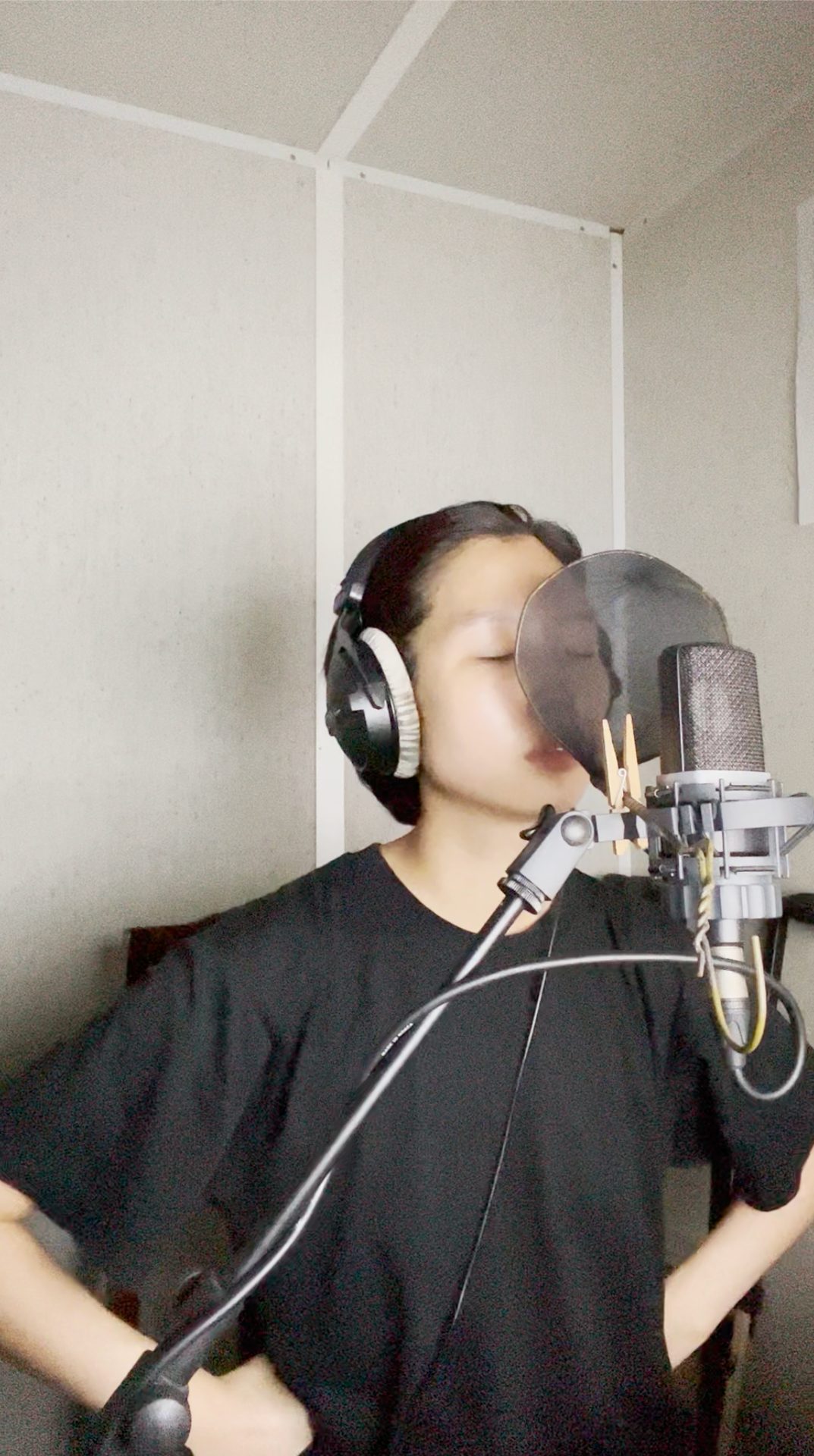 Audio equipment, Hearing, Arm, Peripheral, Ear, Neck, Eyewear, Gadget, Headgear, T-shirt