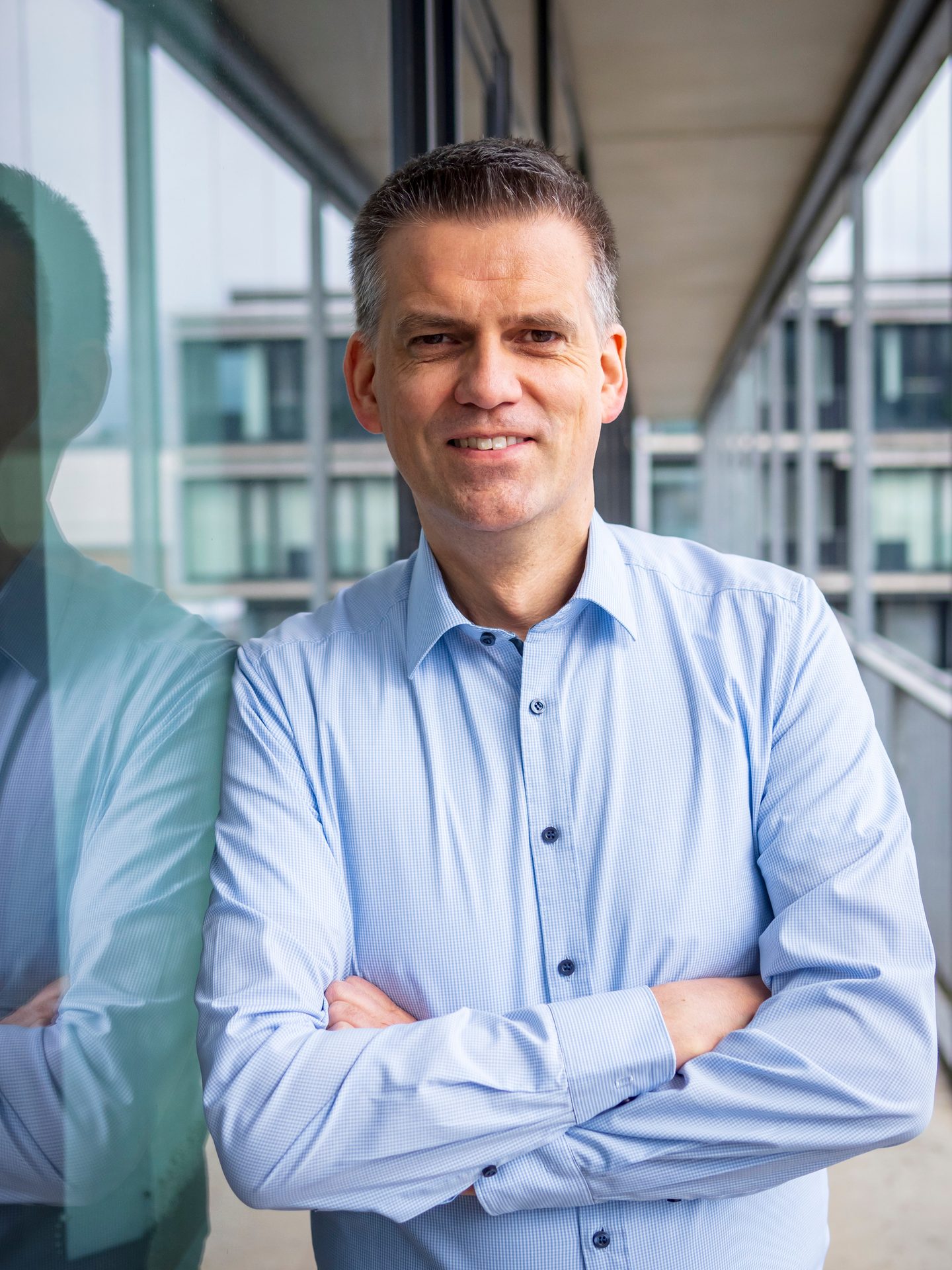 Facial expression, Dress shirt, Formal wear, Sleeve, Collar, Shoulder, Smile, Jaw, Neck, Button