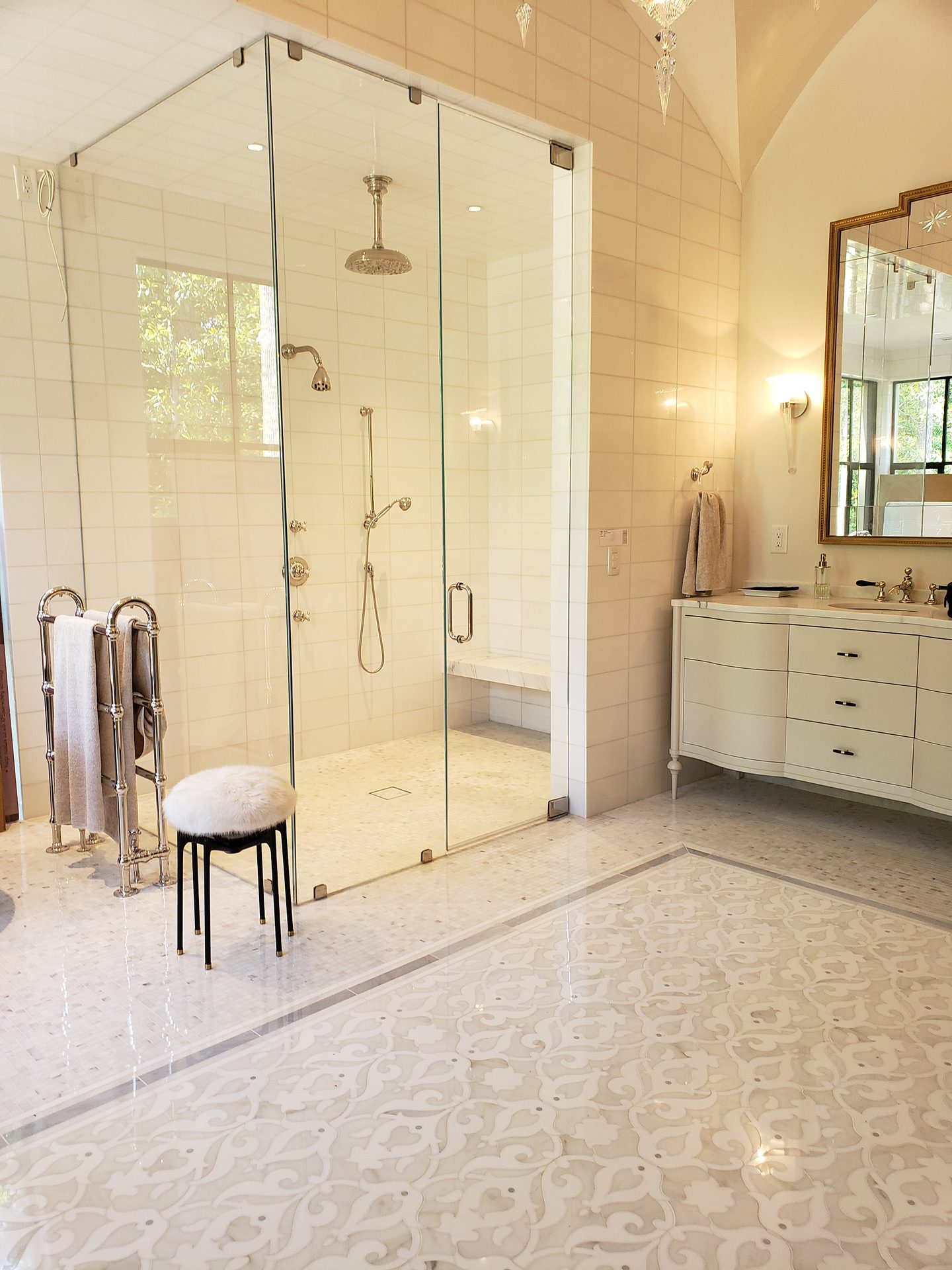 Interior design, Plumbing fixture, Tile Flooring, Floor, Wall, Ceiling, Lighting