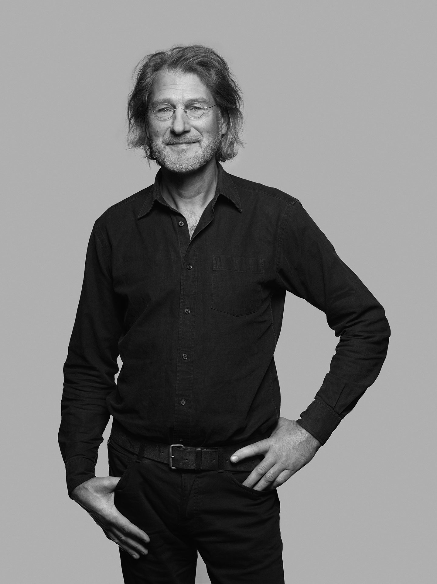 Facial expression, Formal wear, Sleeve, Collar, Jaw, Neck, Button, Eye, Standing