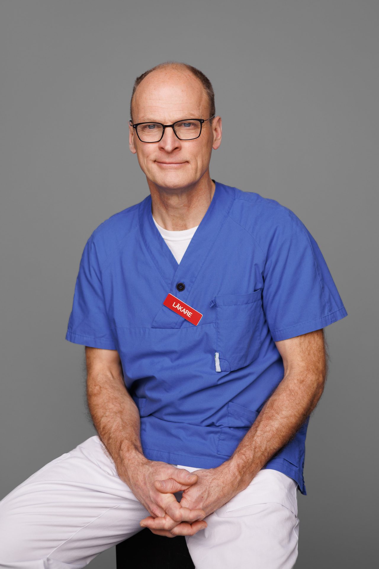 Facial expression, Chin, Eyebrow, Sleeve, Forehead, Skin, Shoulder, Jaw, Neck, Ear