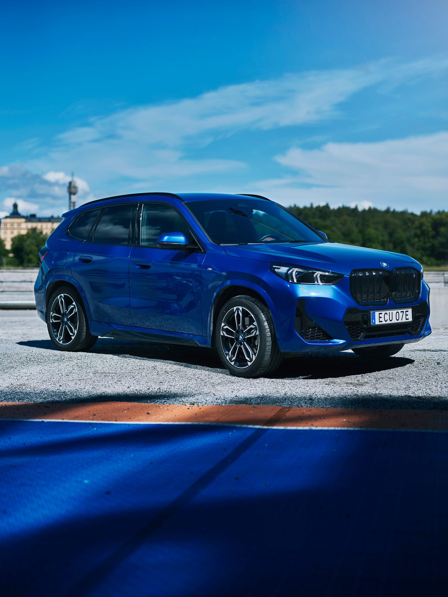Automotive lighting, Sky, Wheel, Vehicle, Tire, Cloud, Car, Blue, Window, Hood