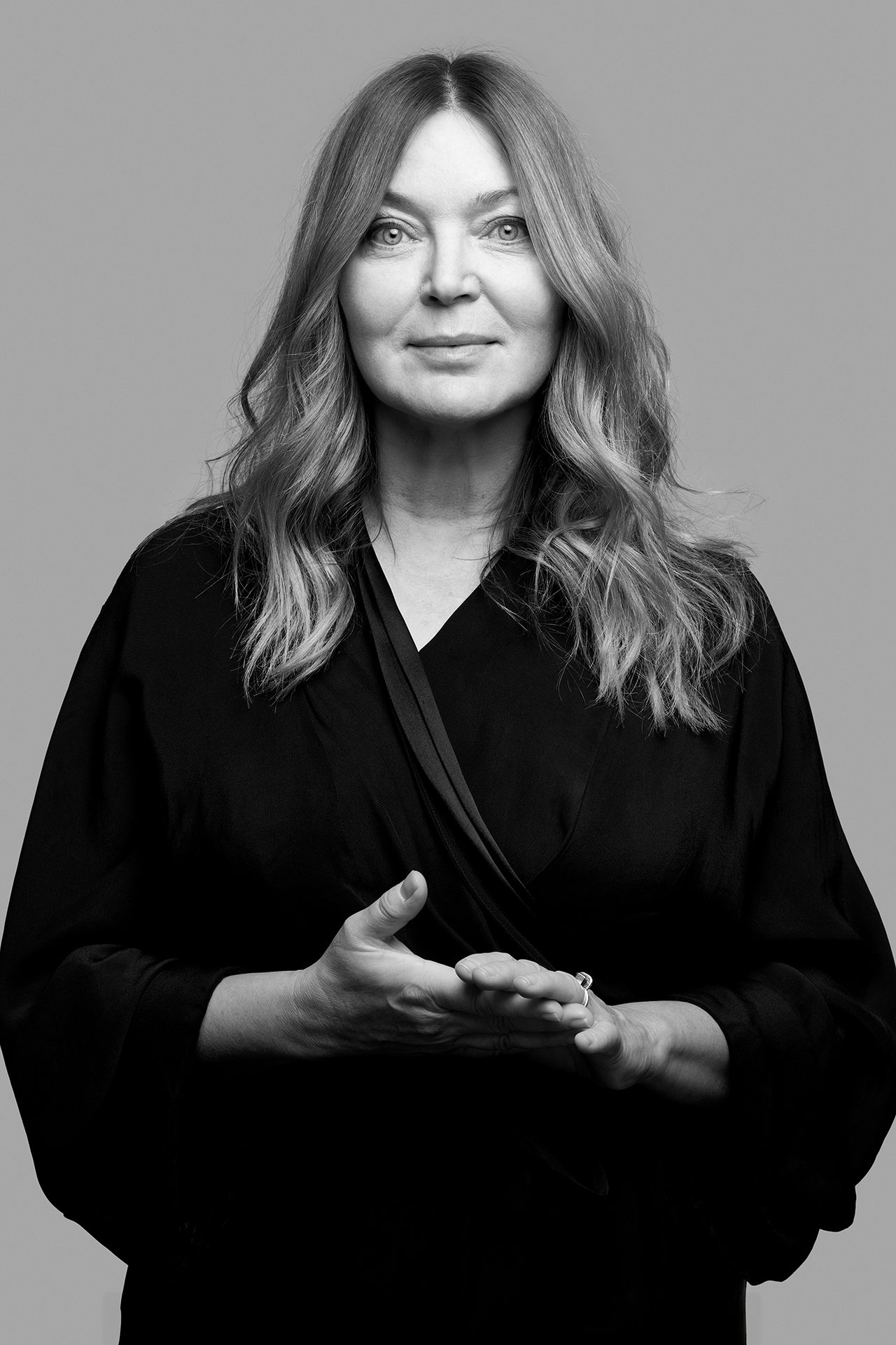 Facial expression, Portrait photography, Long hair, Sleeve, Shoulder, Beauty, Eye, Fashion, Smile, Happiness