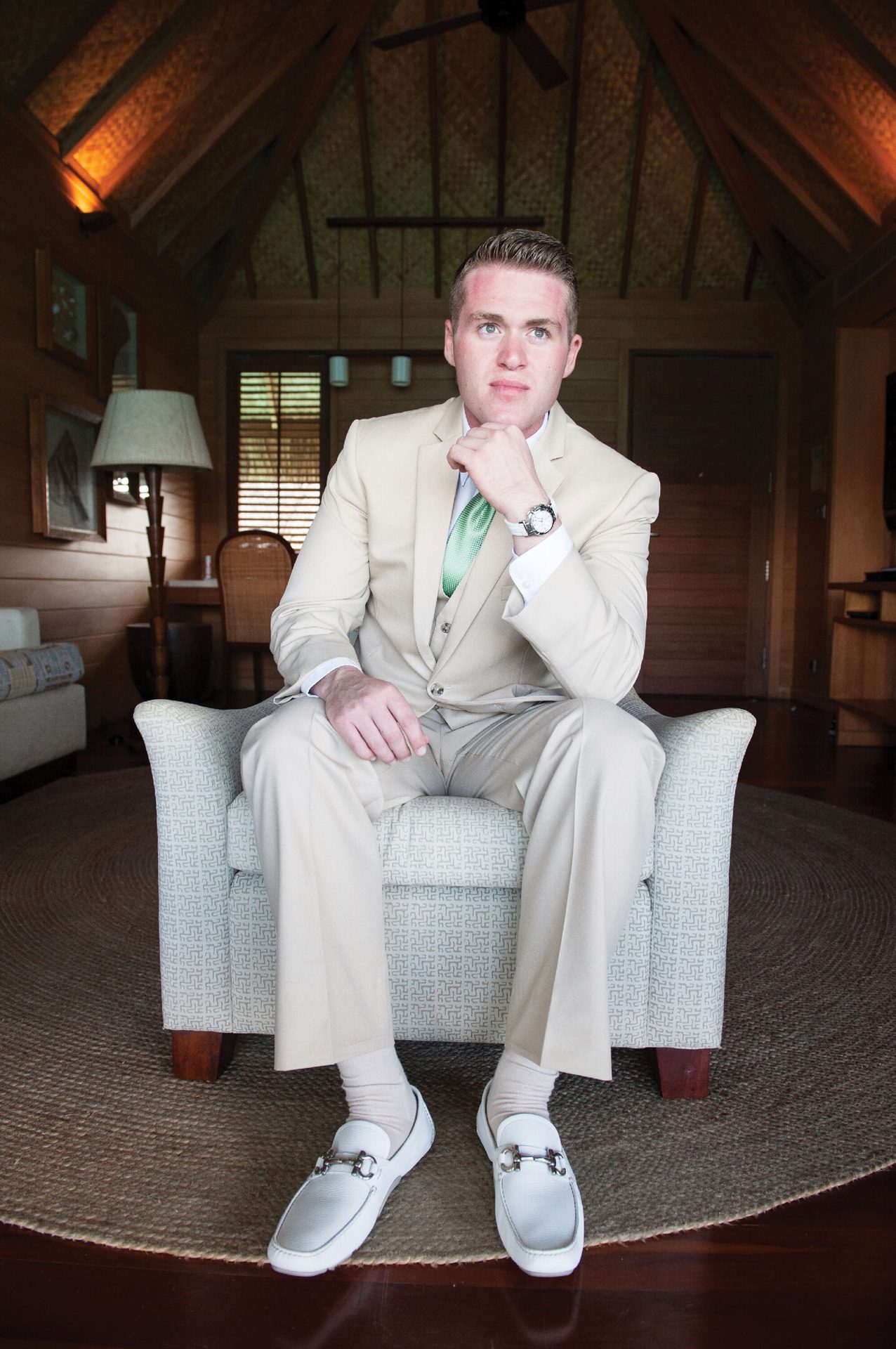 Dress shirt, Flash photography, Furniture, Leg, Sleeve, Collar, Lamp
