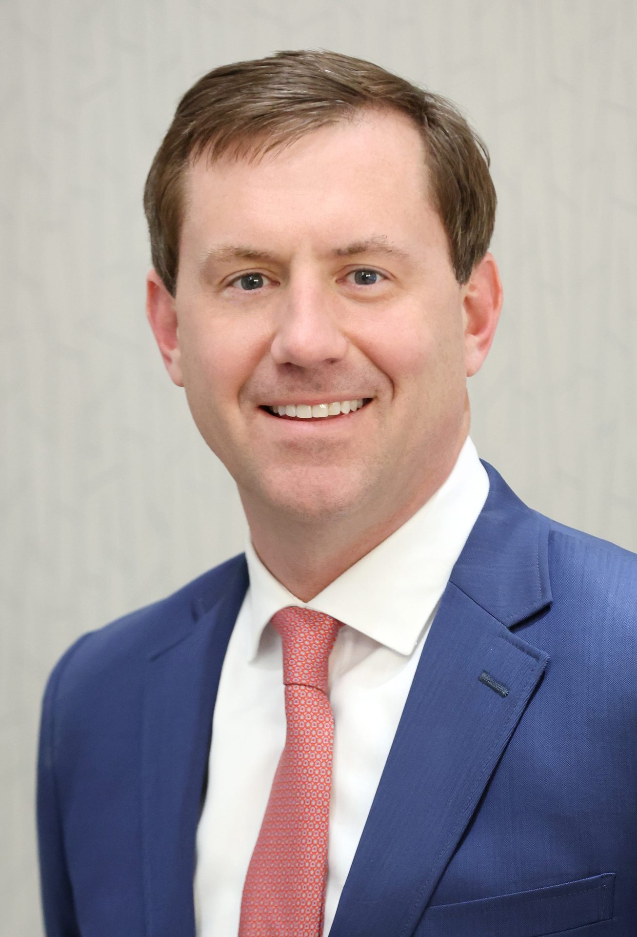 Dress shirt, Forehead, Smile, Chin, Sleeve, Gesture, Collar, Tie, Suit