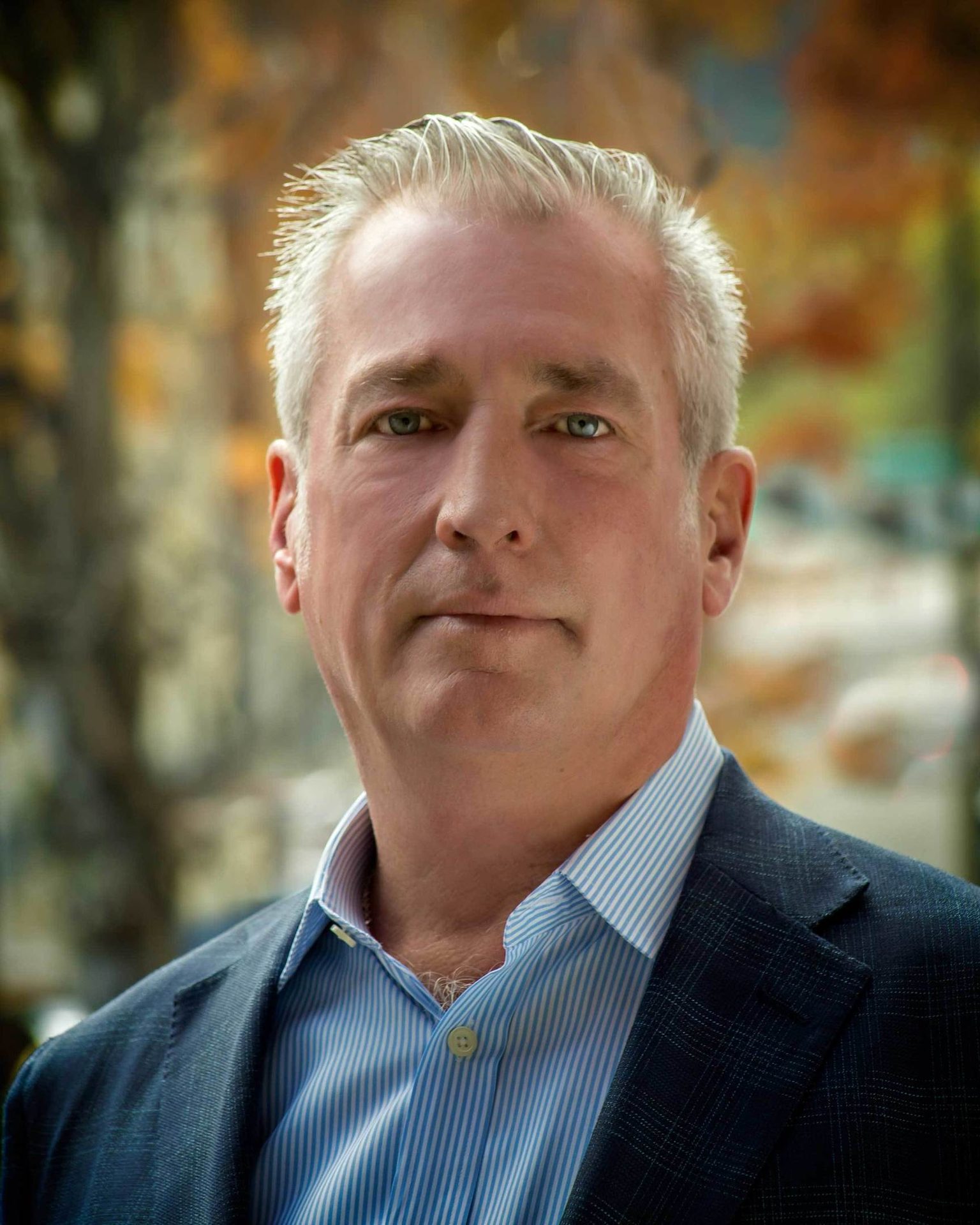 Dress shirt, Forehead, Chin, Eyebrow, Sleeve, Collar