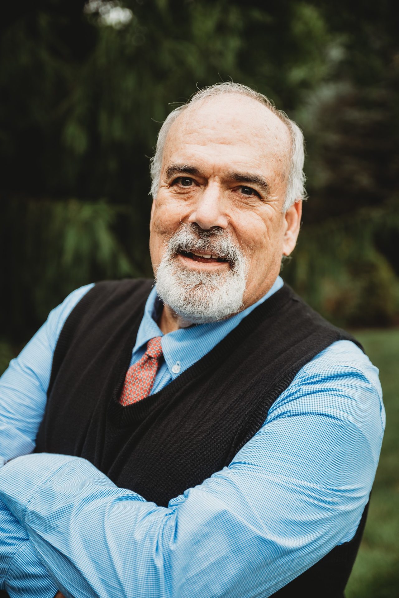 Dress shirt, Facial hair, Chin, Outerwear, Smile, Vertebrate, Sleeve, Beard, Mammal, Collar