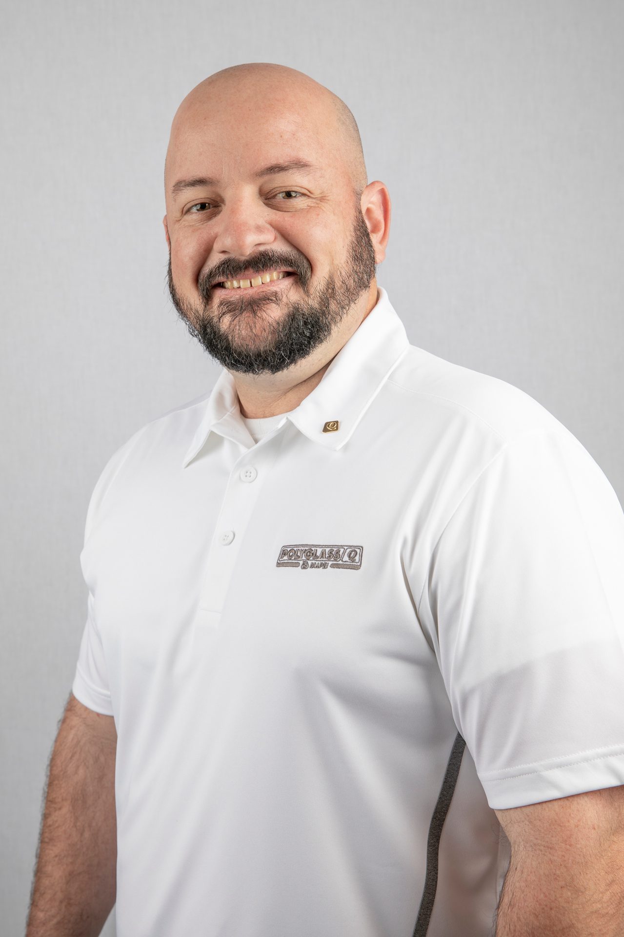 Dress shirt, Hair, Beard, Smile, Jaw, Sleeve, Gesture, Grey, Collar