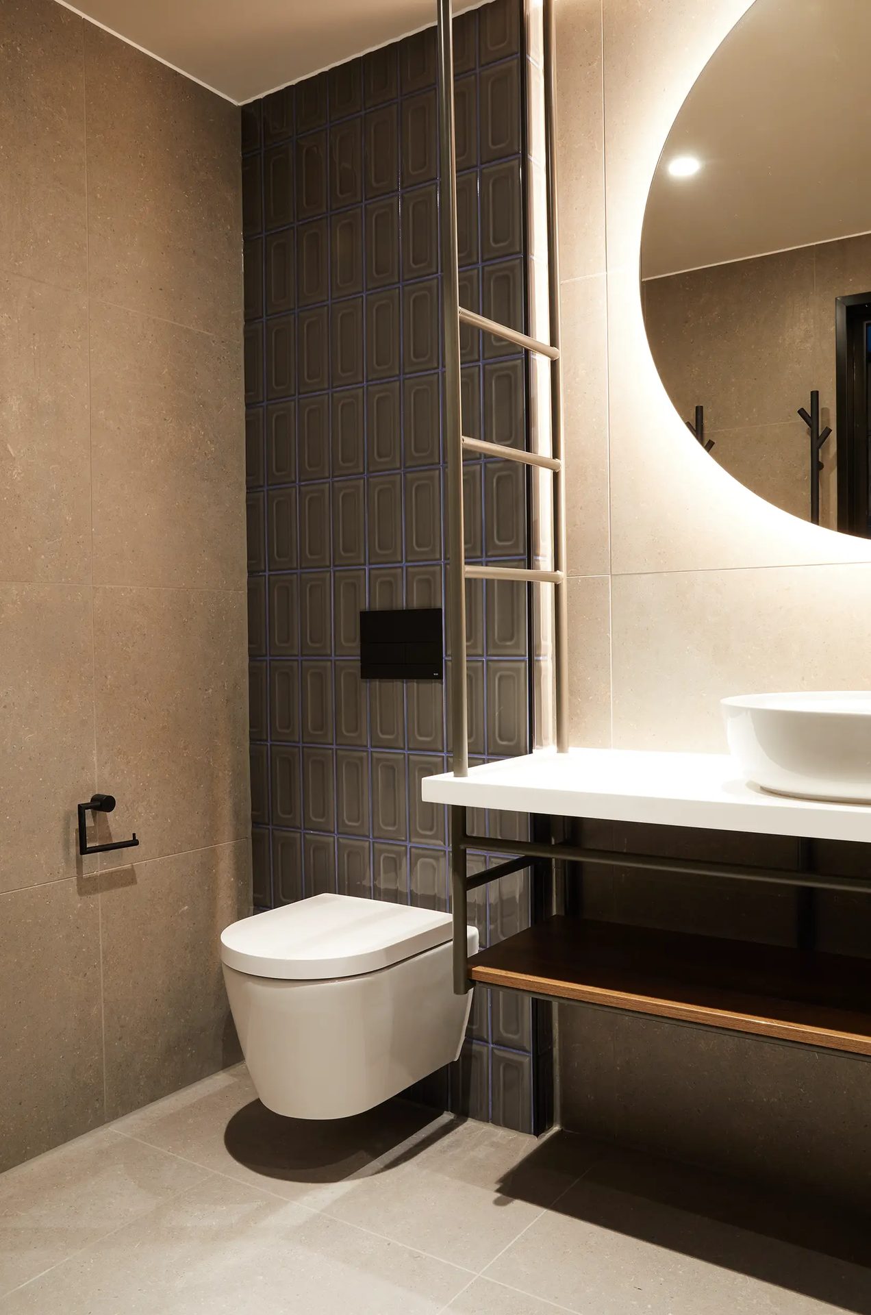 Interior design, Plumbing fixture, Toilet seat, Wall, Flooring, Floor, Lighting, Bathroom, Brown