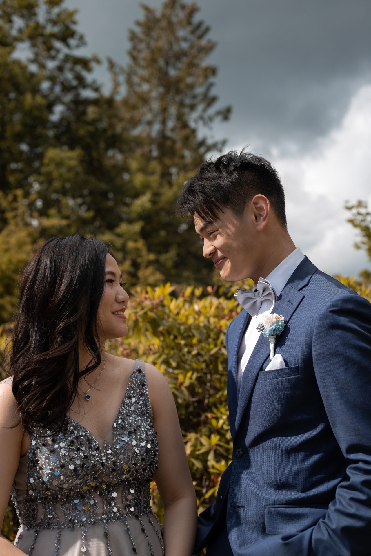 People in nature, Flash photography, Smile, Sky, Cloud, Plant, Tree, Happy, Dress, Gesture
