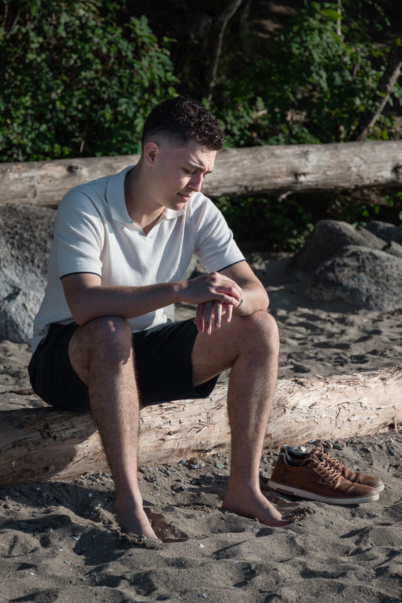 People in nature, Flash photography, Vertebrate, Leaf, Wood, Shorts, Thigh, Flip-flops, Barefoot, Tree