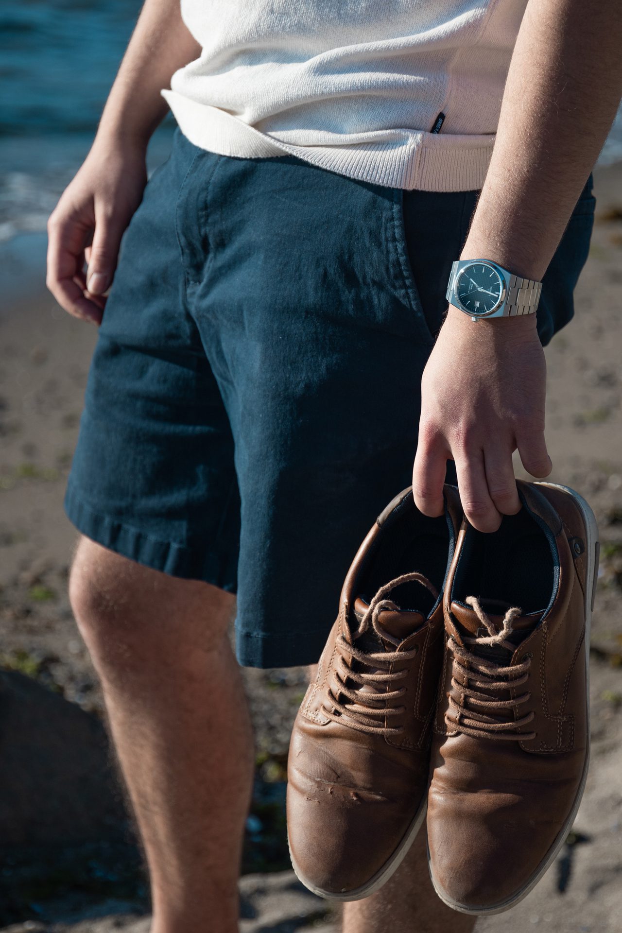 Joint, Watch, Leg, White, Sleeve, Thigh, Waist, Gesture, Knee, Denim