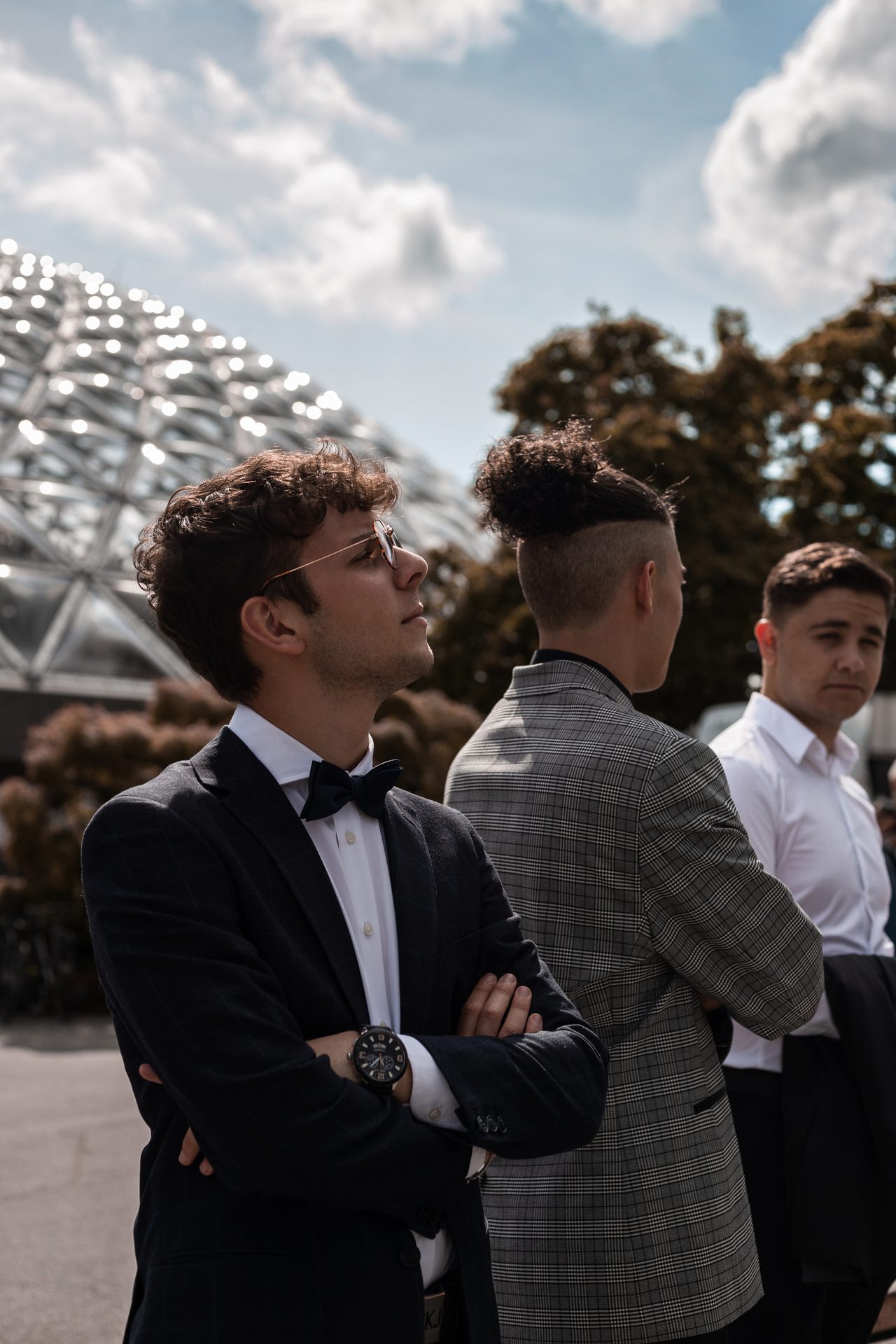 Flash photography, Dress shirt, Sky, Cloud, Gesture, Tie, Interaction
