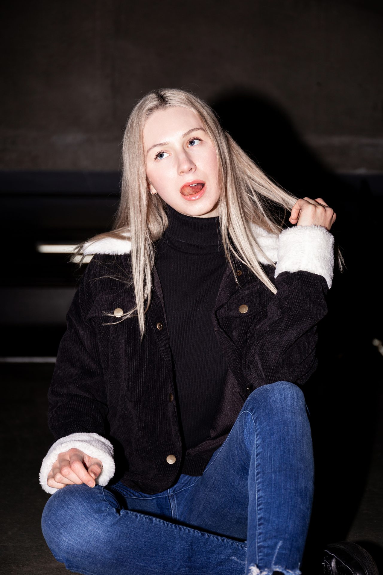 Flash photography, Human body, Head, Jeans, Skin, Lip, Hand, Eye, Mouth, Leg