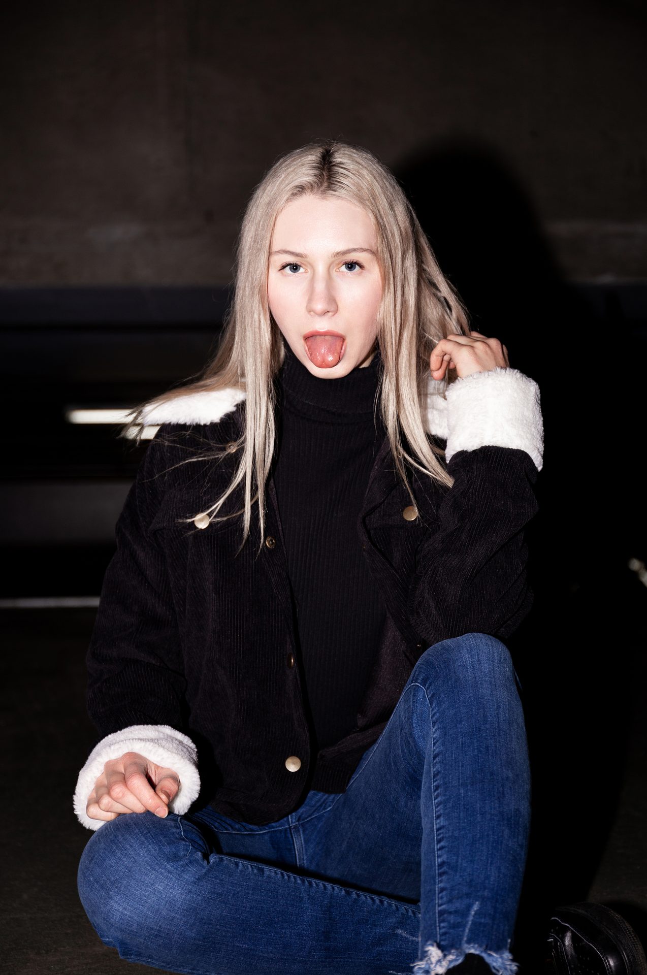 Flash photography, Human body, Head, Jeans, Lip, Eye, Mouth, Leg, Sleeve, Lipstick