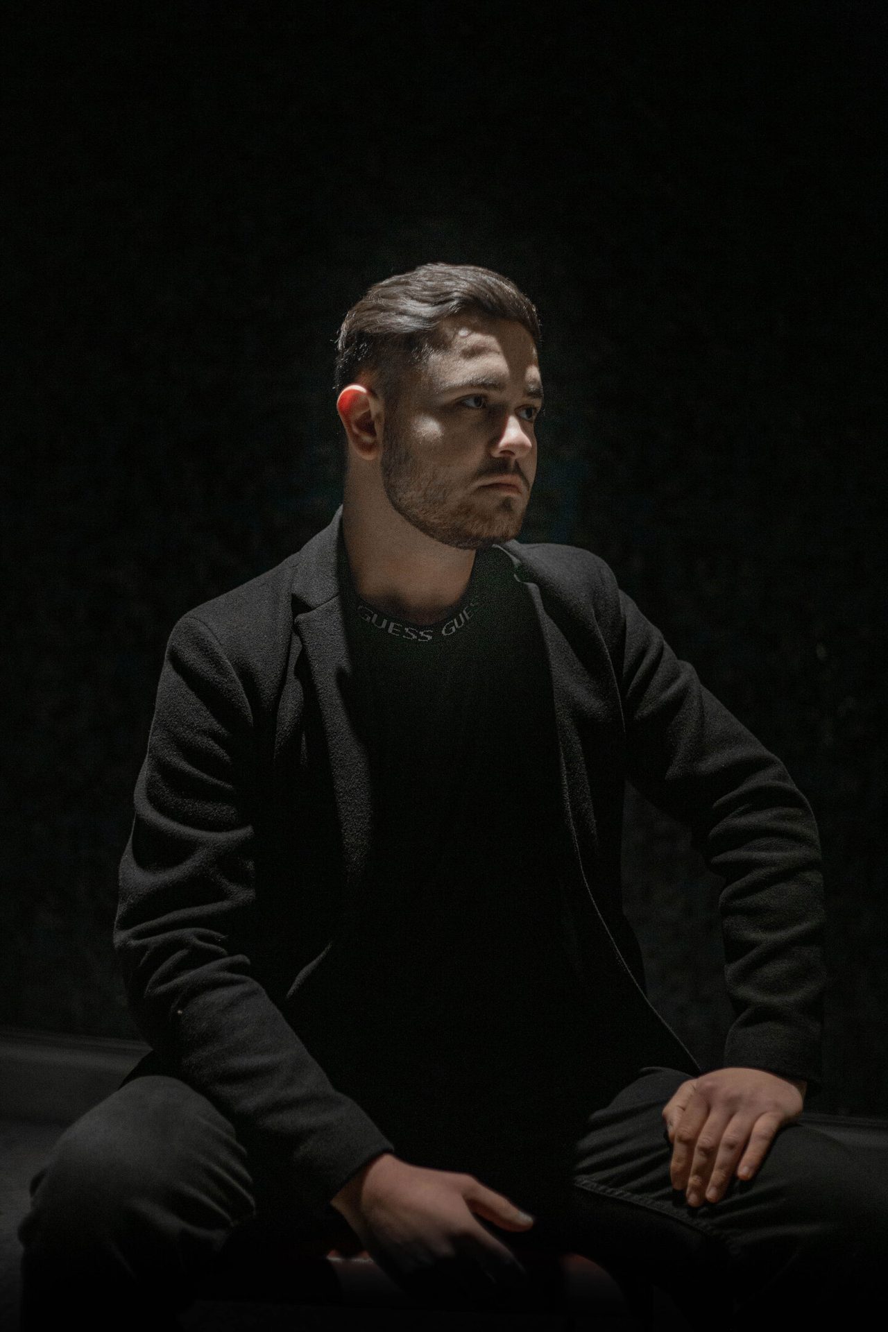 Facial hair, Sleeve, Fashion, Collar, Beard, Darkness, Elbow, Blazer, Muscle, Grey