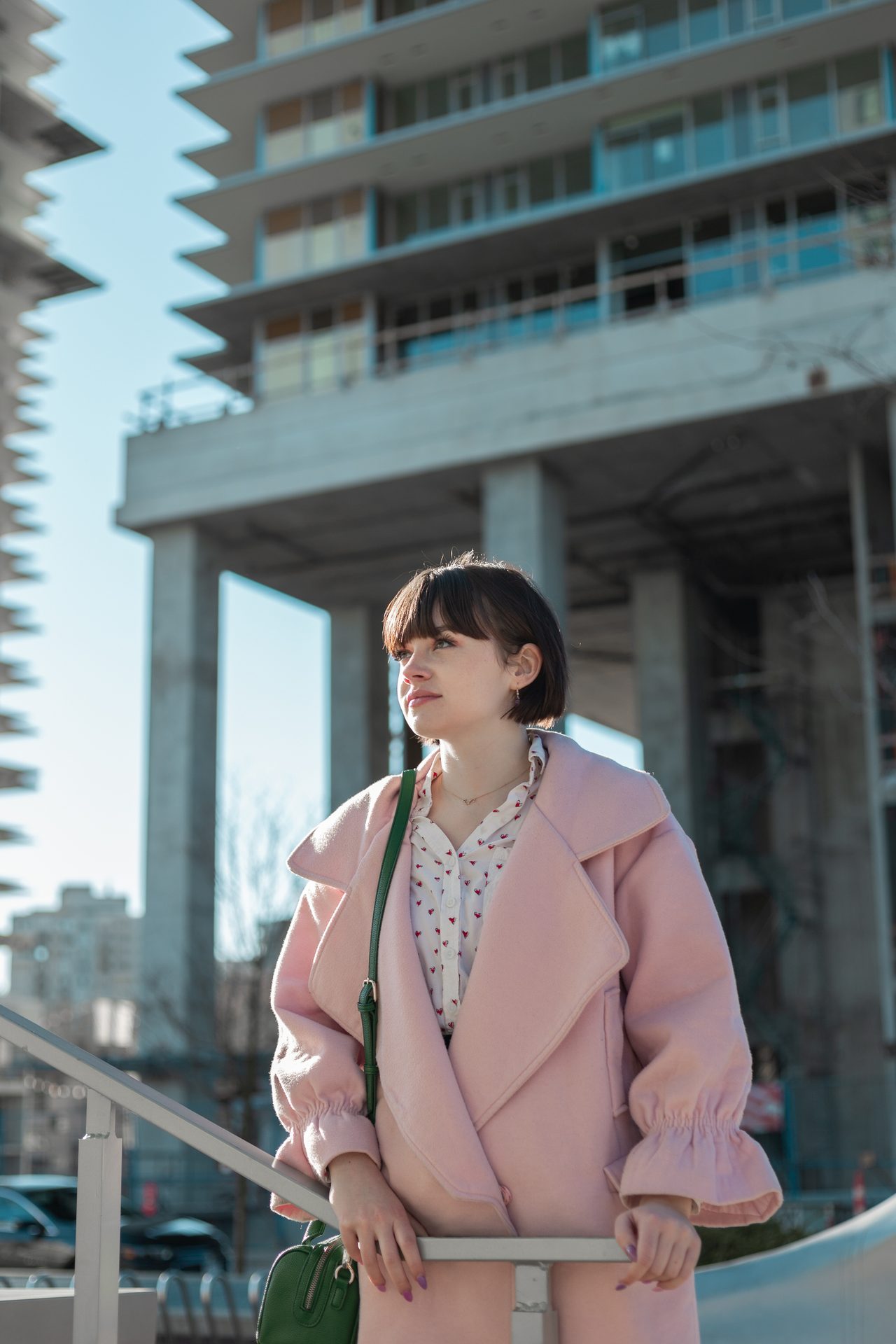 Vision care, Dress shirt, Building, Sky, Sleeve, Eyewear, Collar, Waist