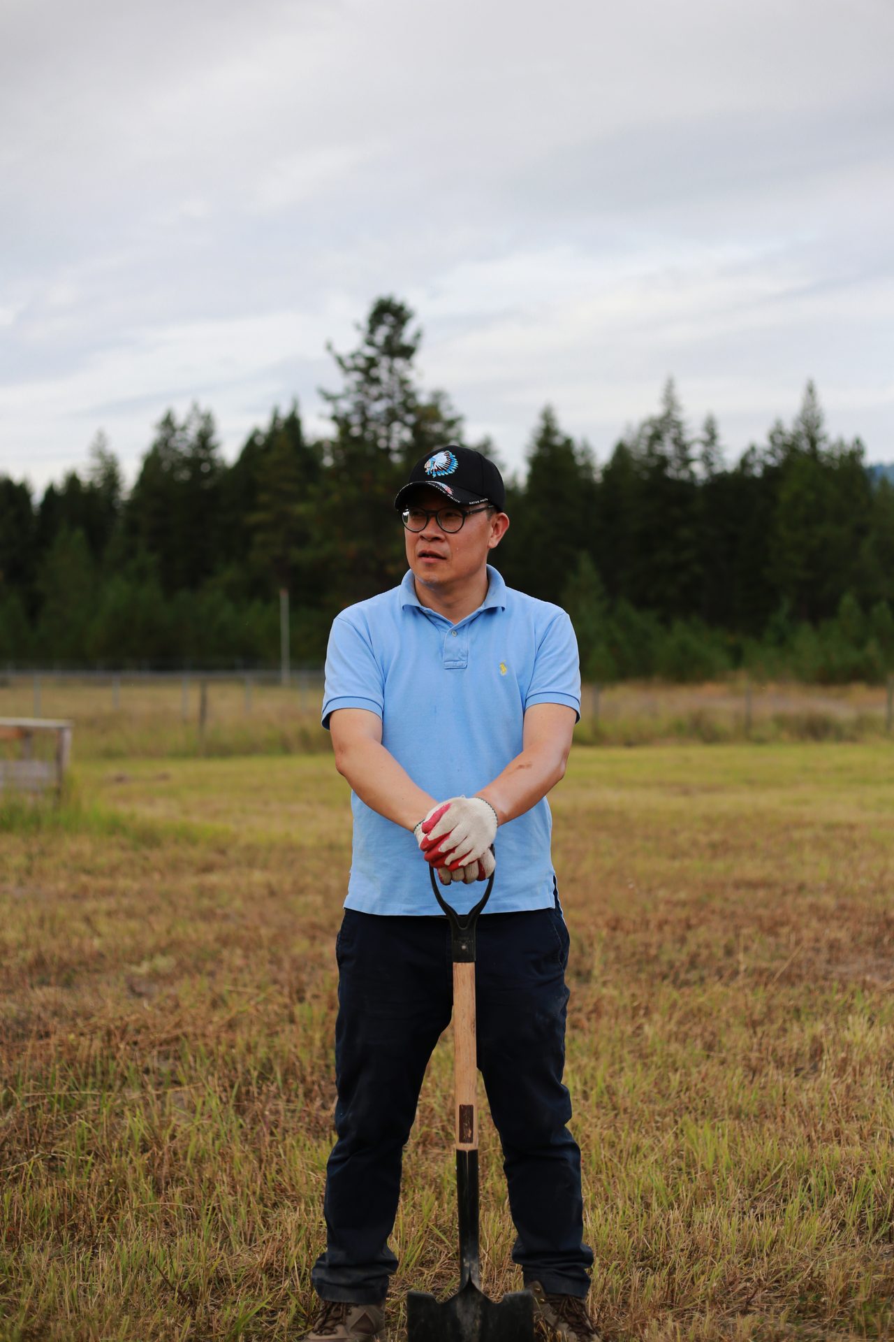 People in nature, Golf course, Outdoor recreation, Professional golfer, Footwear, Sky, Tree, Cloud