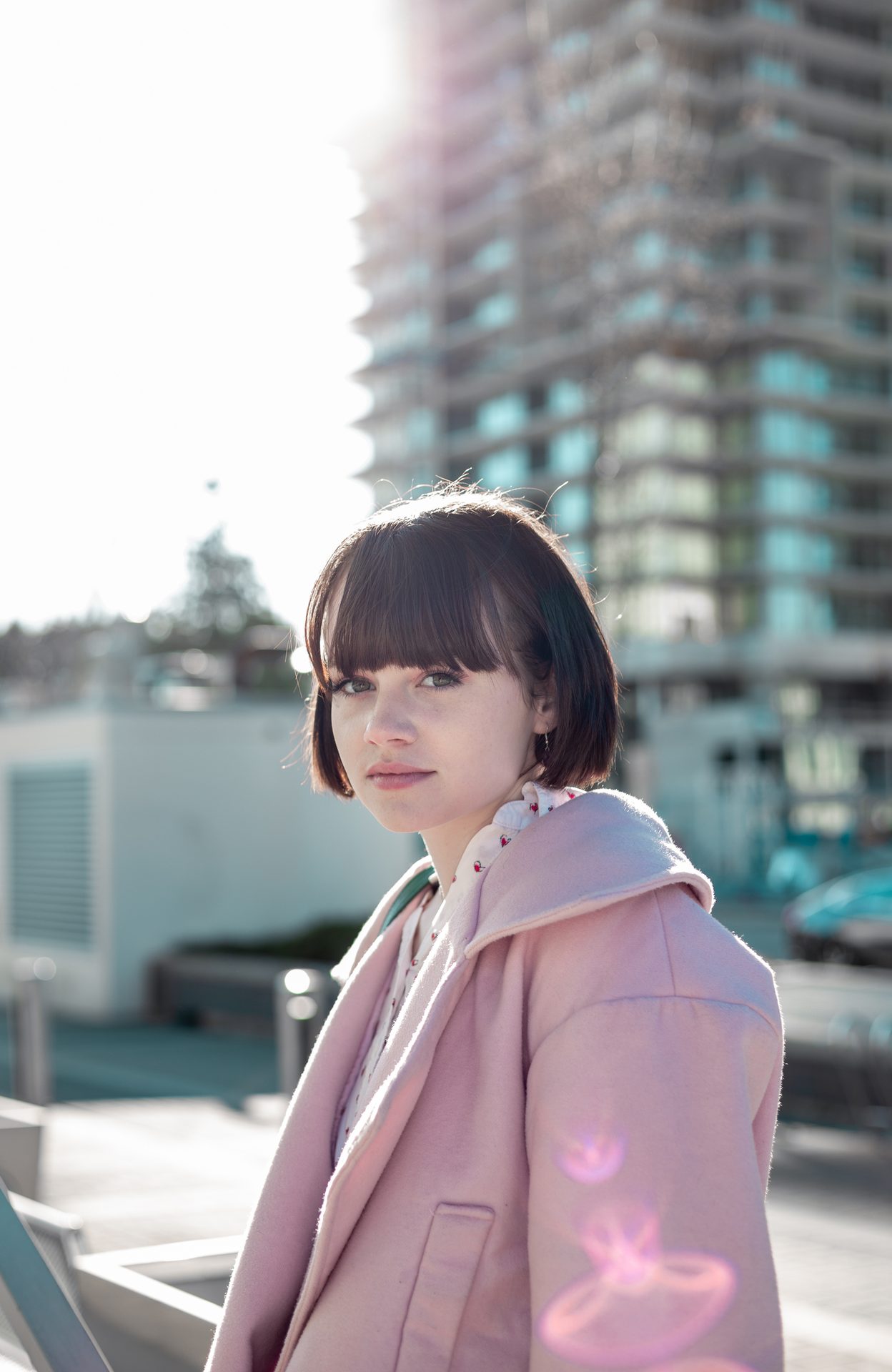 Flash photography, Lip, Sleeve, Standing, Collar