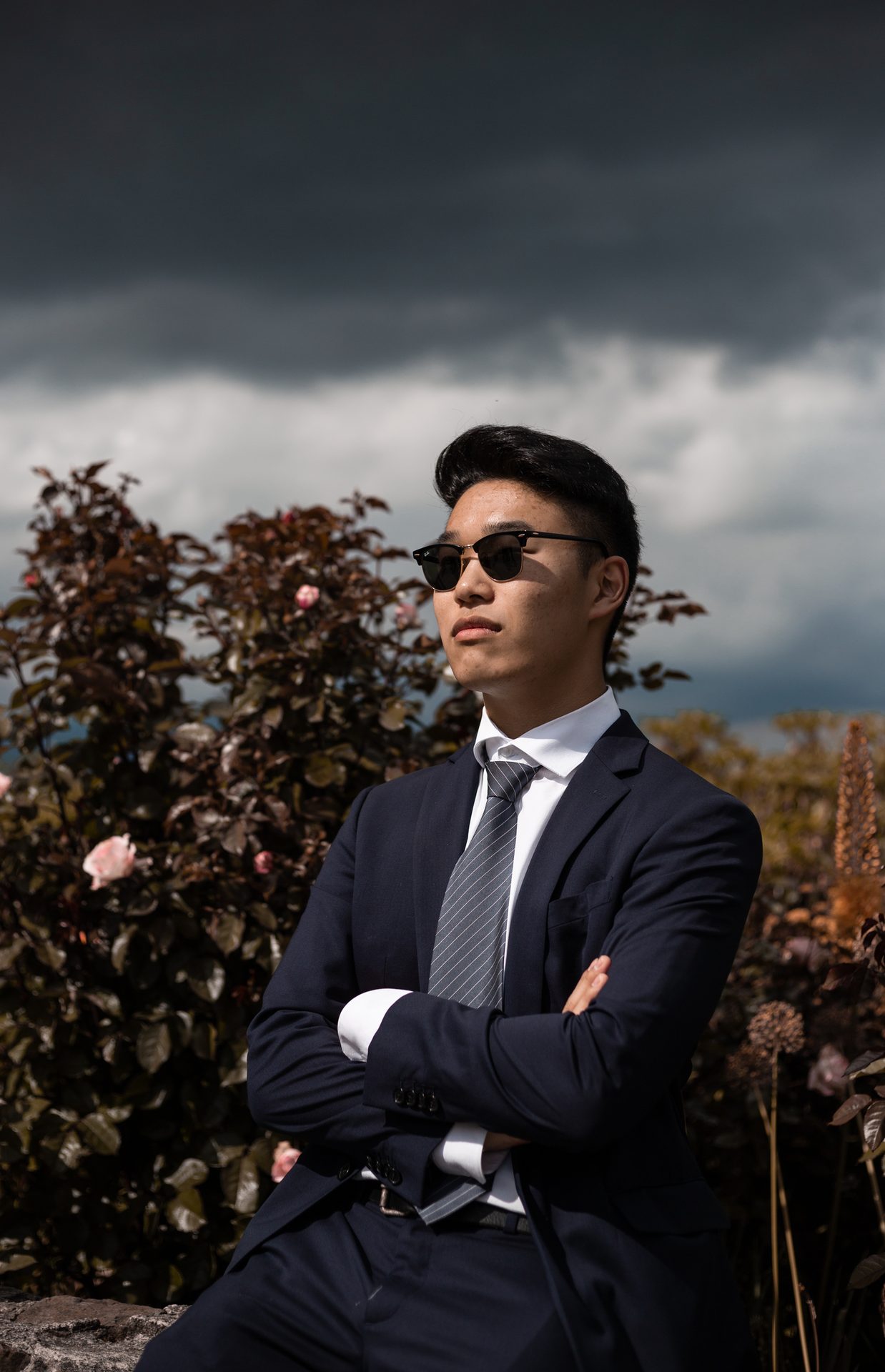 People in nature, Vision care, Flash photography, Dress shirt, Cloud, Sky, Tie, Sunglasses, Plant, Eyewear