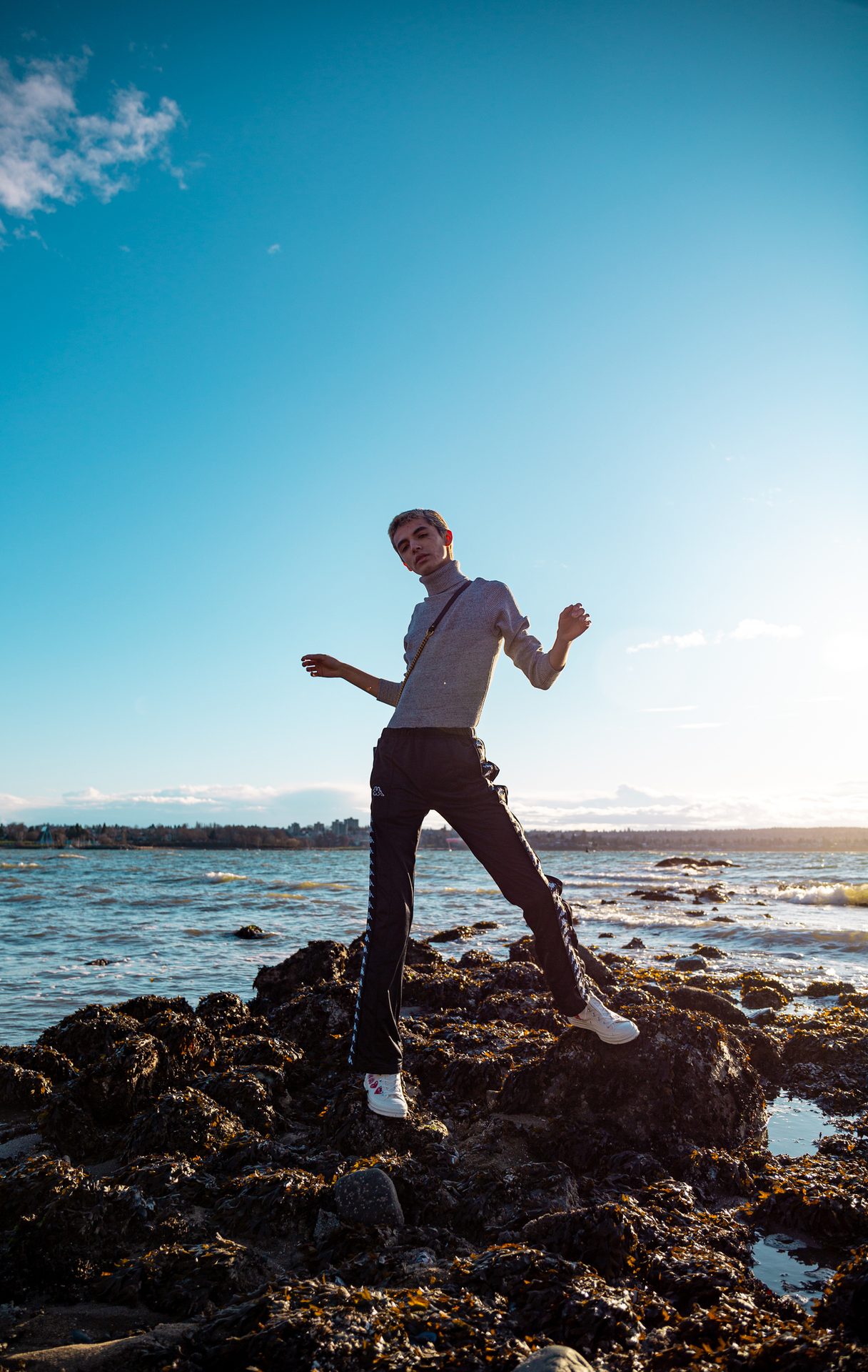 Coastal and oceanic landforms, People in nature, Flash photography, Water, Sky, Cloud, Jeans, Happy, Gesture