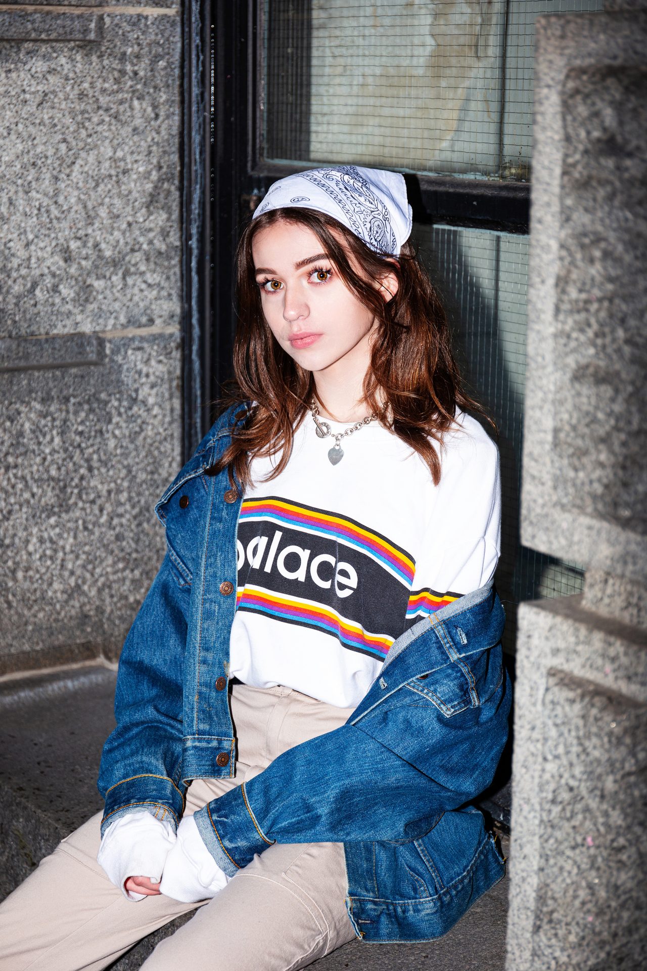 Flash photography, Black hair, Neck, Sleeve, Waist, Thigh, Cap, Knee, Cool