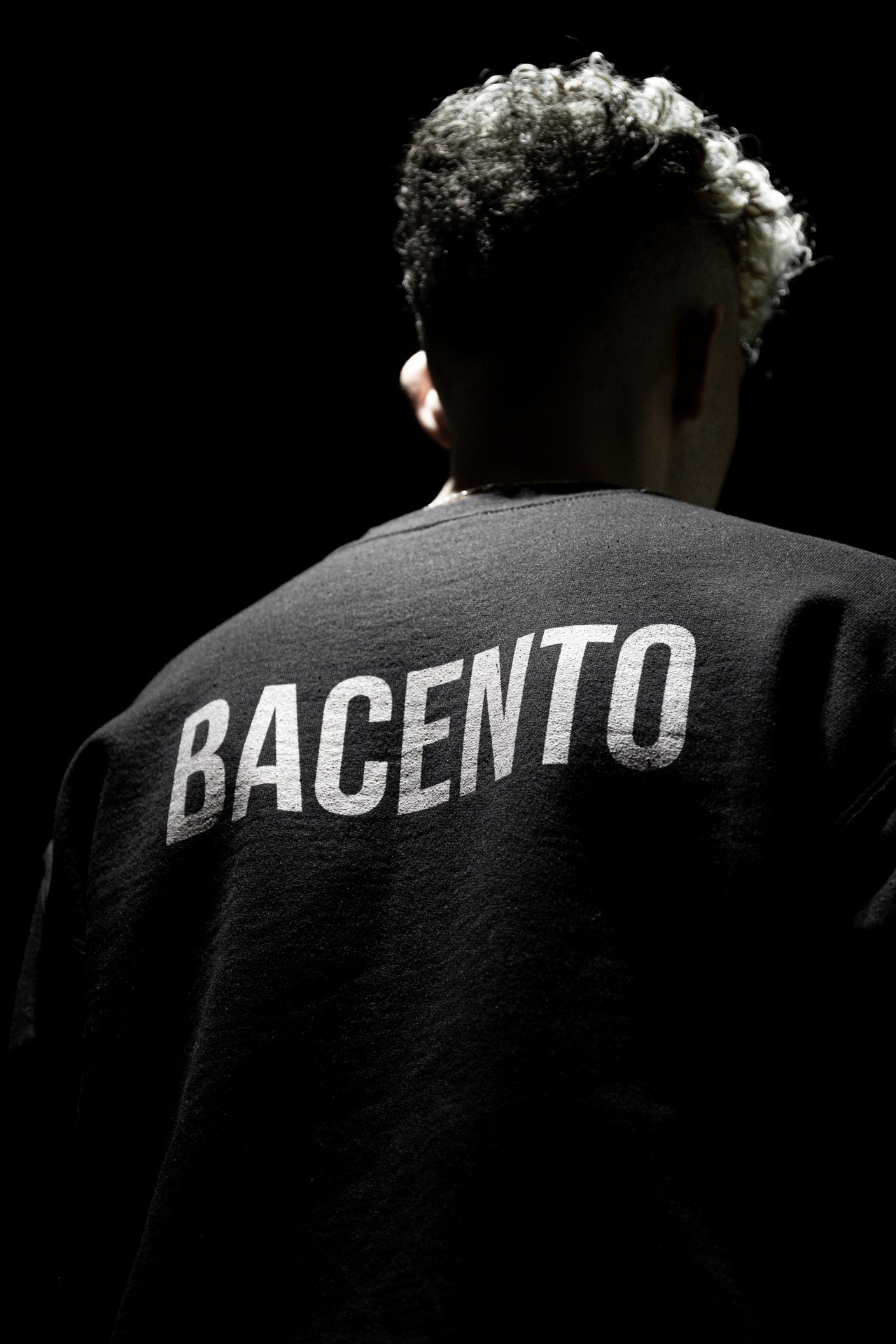 Flash photography, Sleeve, Grey, Font