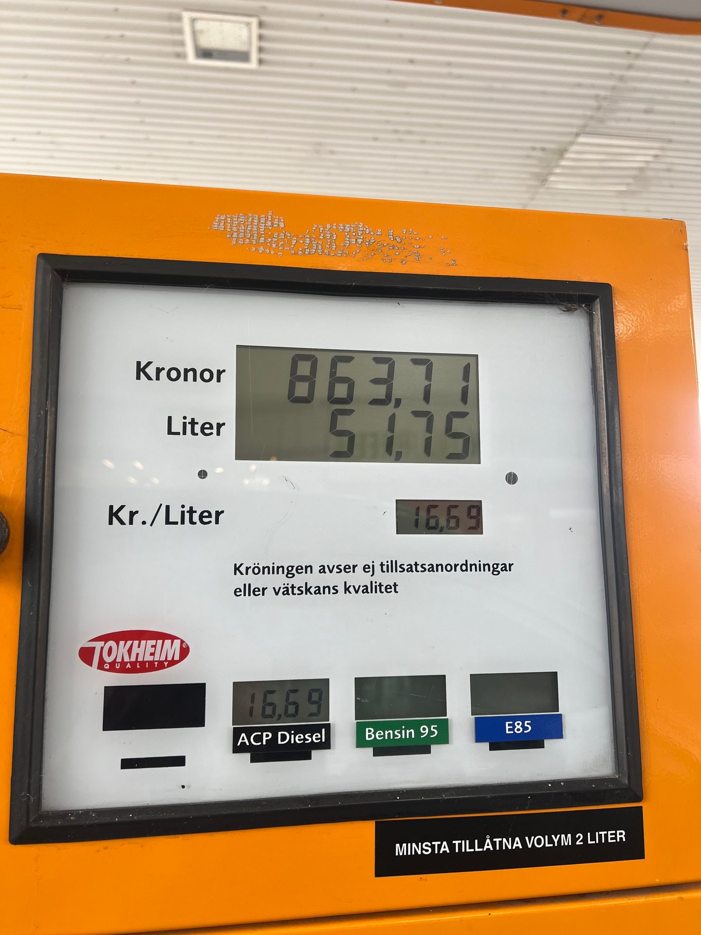 Gas pump display showing 863.71 Kr for 51.75 liters at 16.69 Kr/liter.