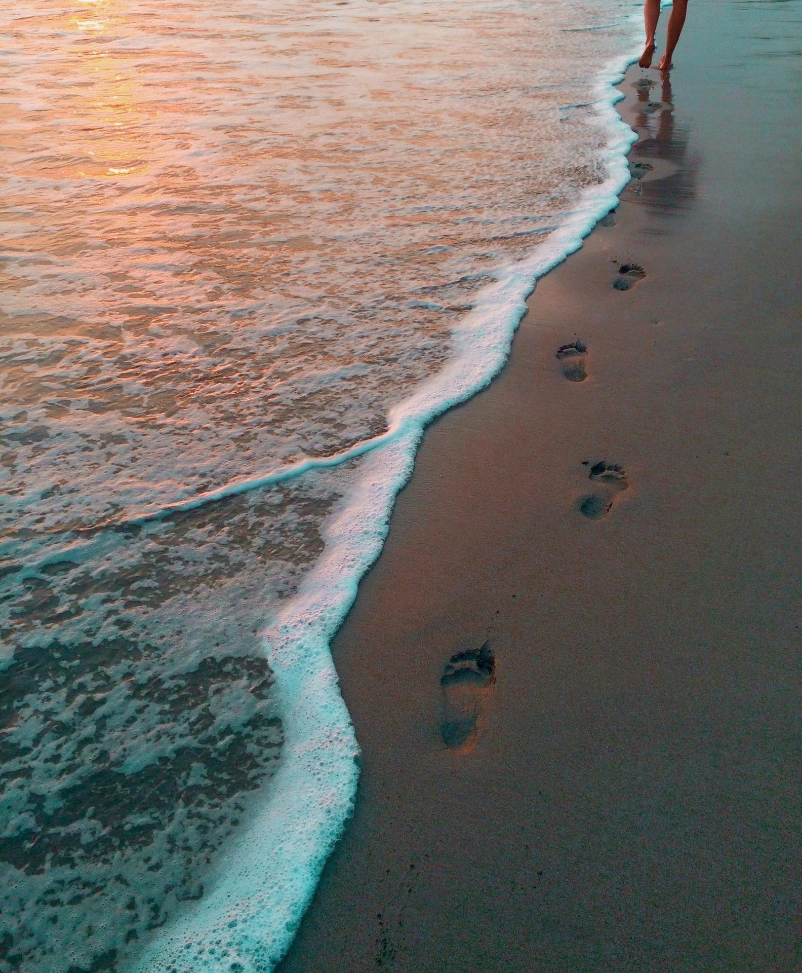Coastal and oceanic landforms, Body of water, Natural environment, Beach, Azure, Nature, Sand, Horizon